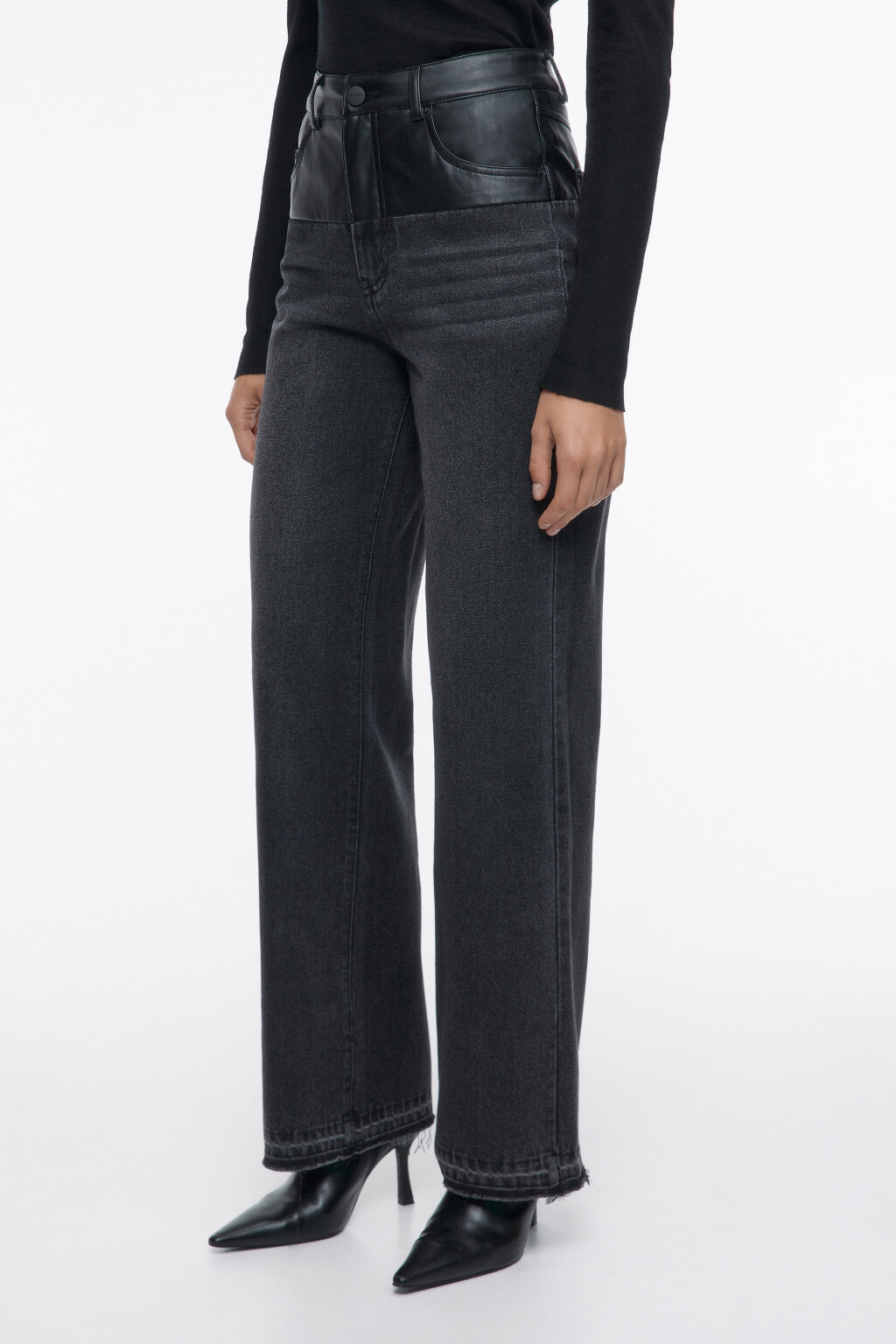 Джинсы с вставкой из искусственной кожи - цвет черный - 2