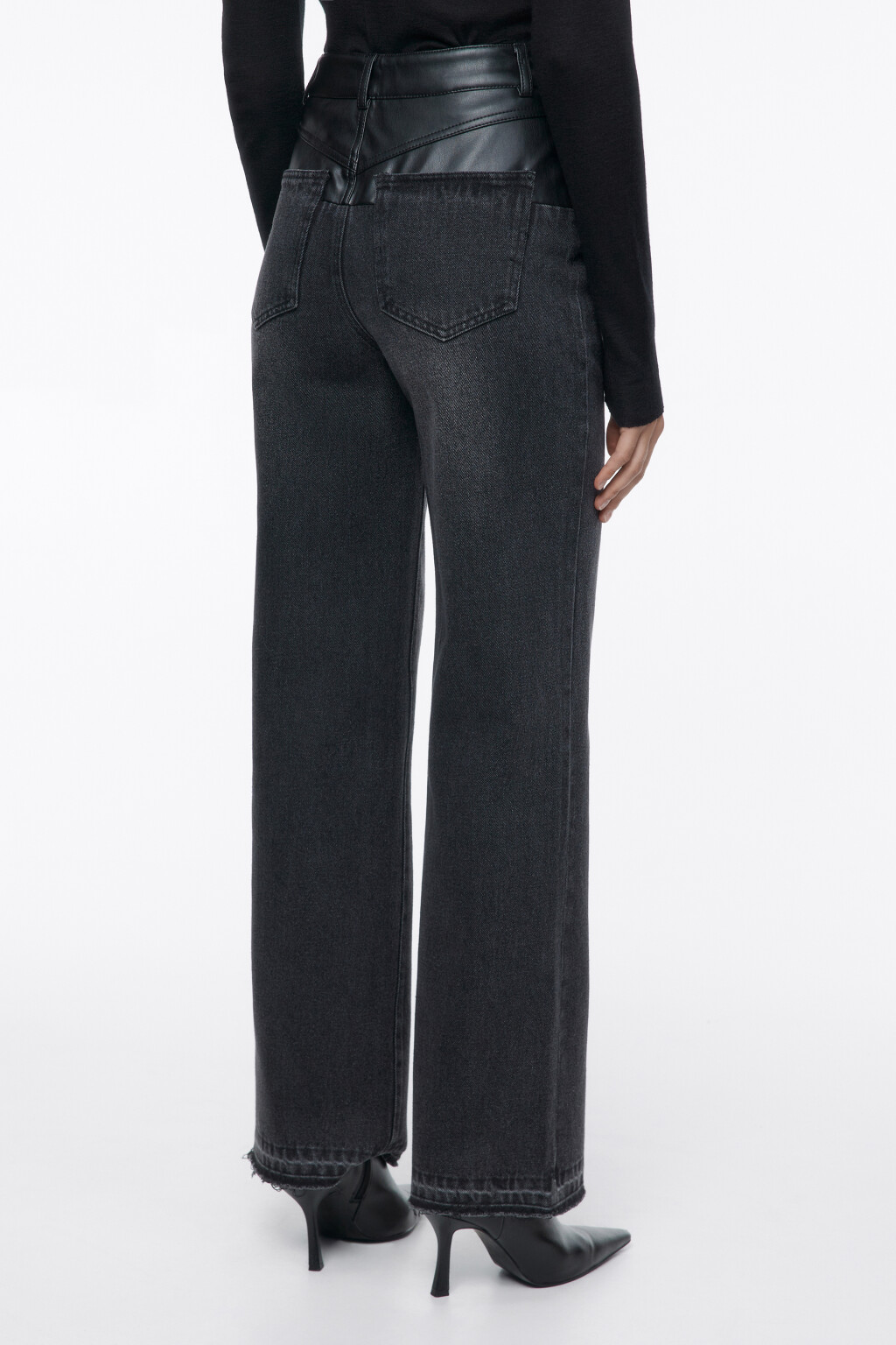 Джинсы с вставкой из искусственной кожи - цвет черный - 3