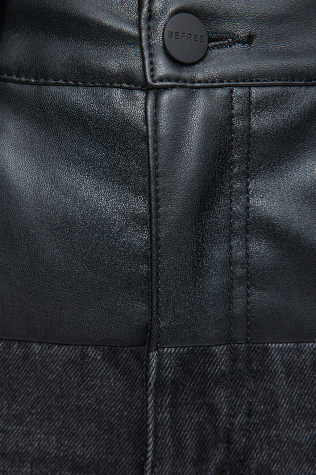 Джинсы с вставкой из искусственной кожи - цвет черный - 5