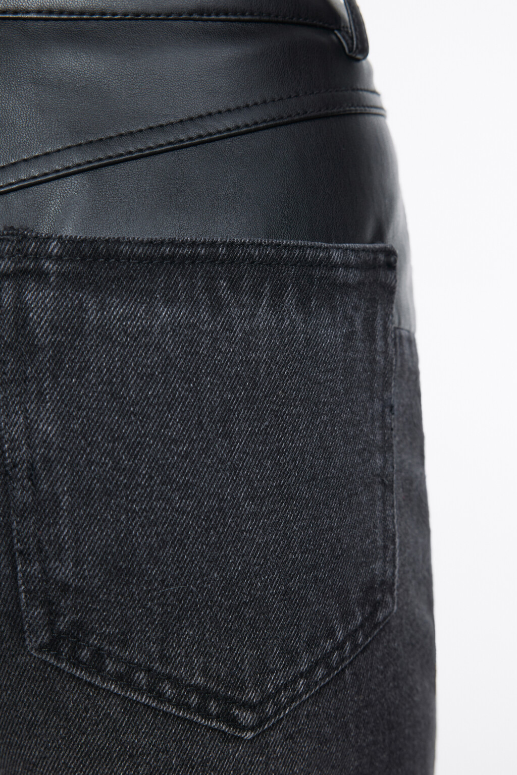 Джинсы с вставкой из искусственной кожи - цвет черный - 6