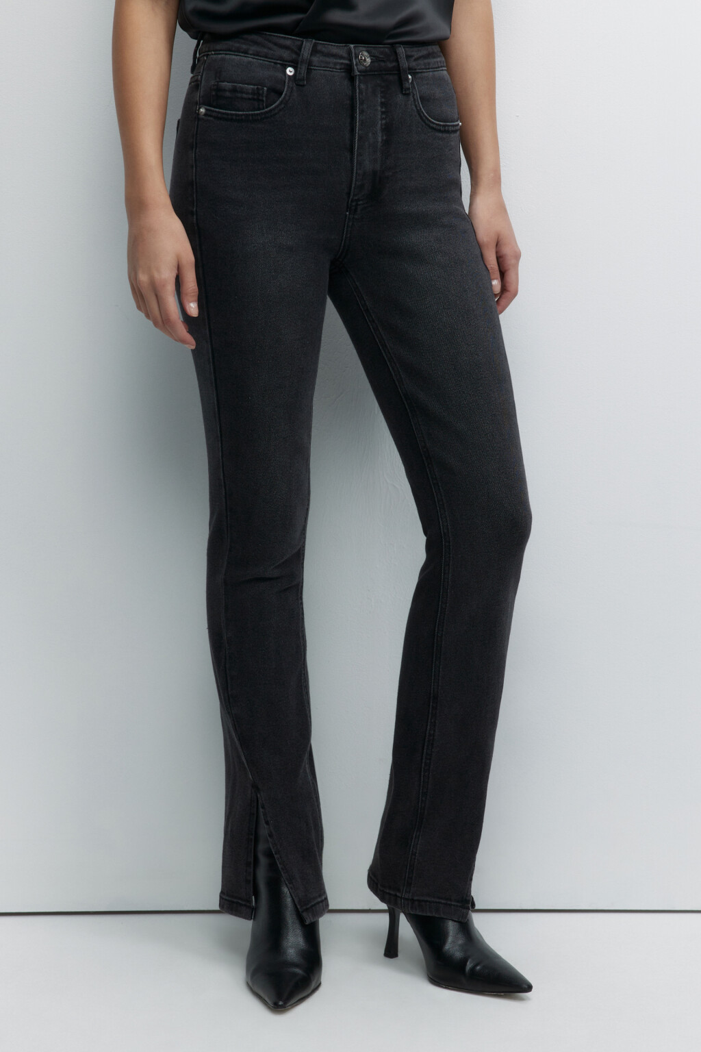 Джинсы клеш облегающие с разрезами на штанинах - цвет черный - 2