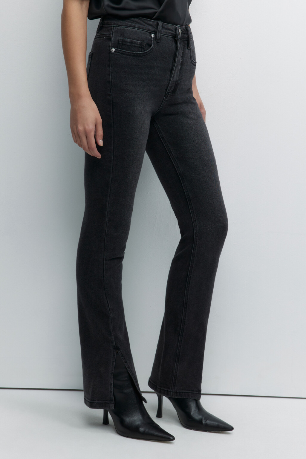 Джинсы клеш облегающие с разрезами на штанинах - цвет черный - 3