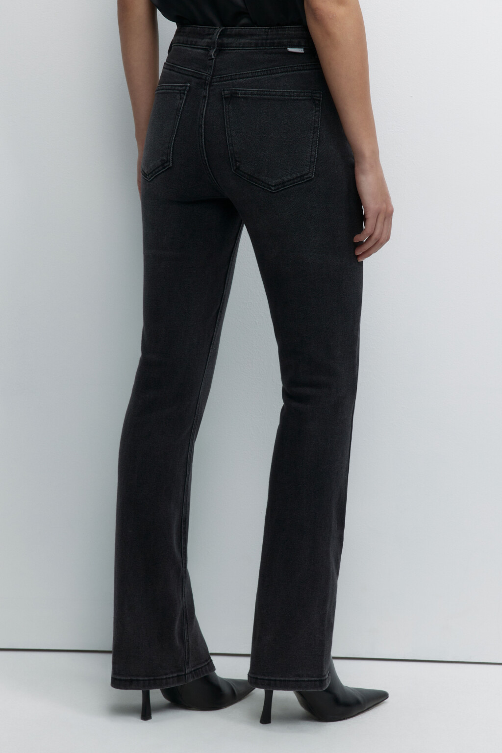 Джинсы клеш облегающие с разрезами на штанинах - цвет черный - 4