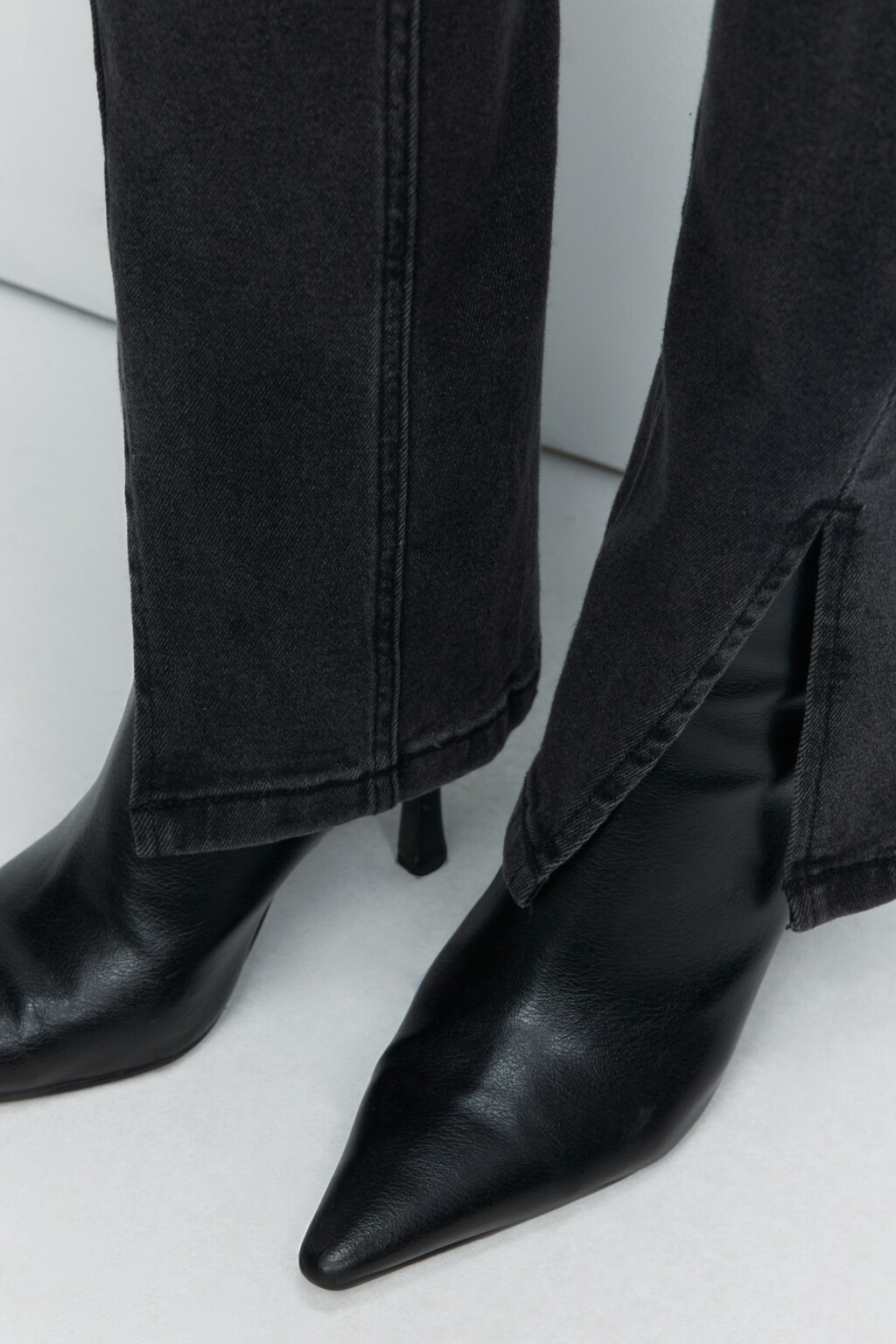 Джинсы клеш облегающие с разрезами на штанинах - цвет черный - 5