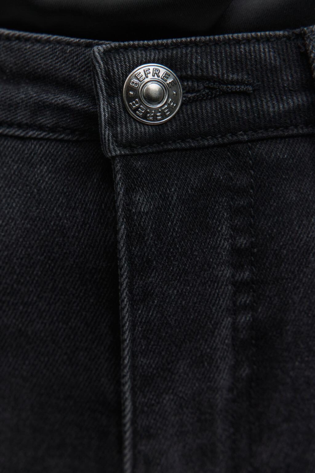 Джинсы клеш облегающие с разрезами на штанинах - цвет черный - 6