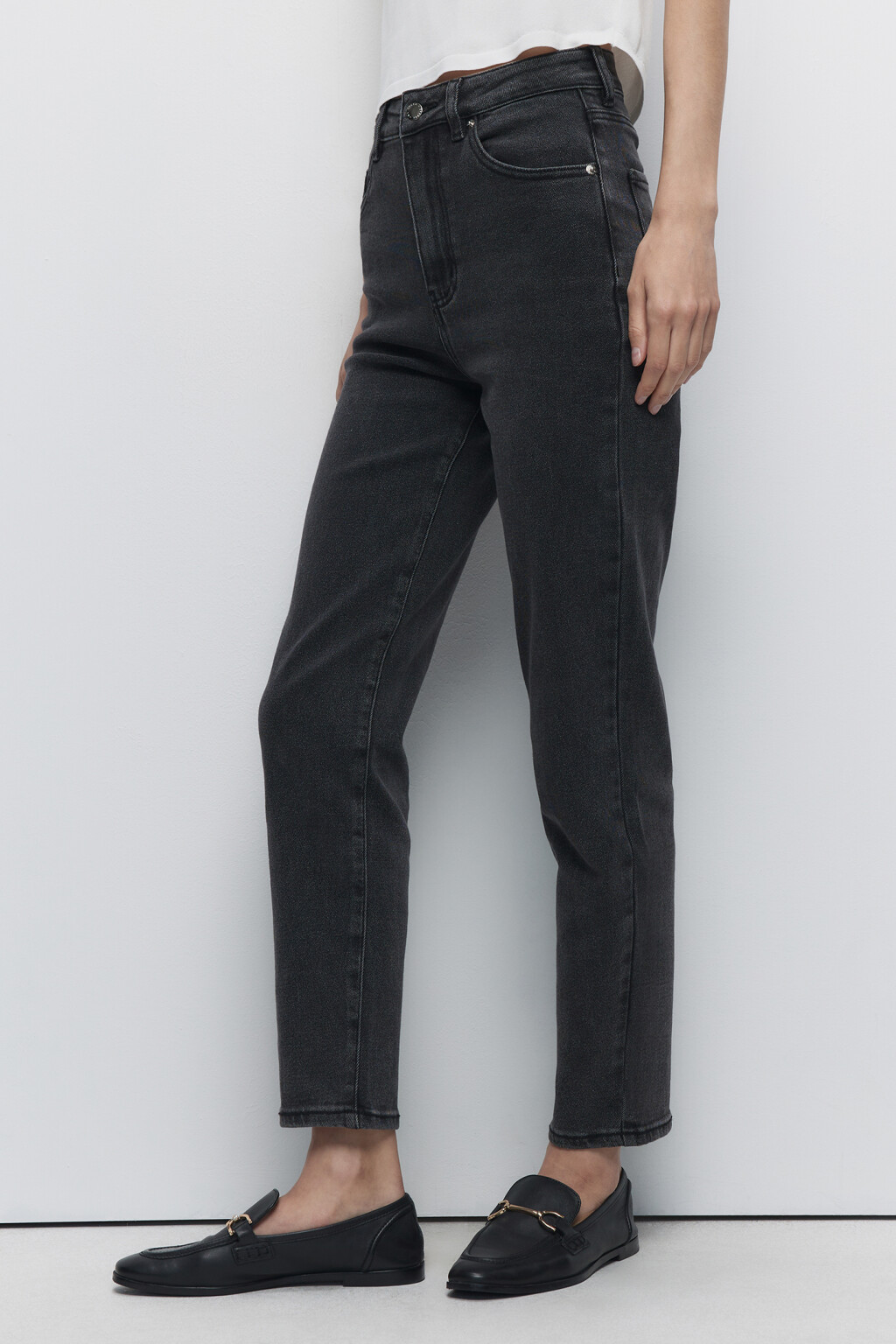 Джинсы mom fit черные вареные с высокой посадкой - цвет черный - 4
