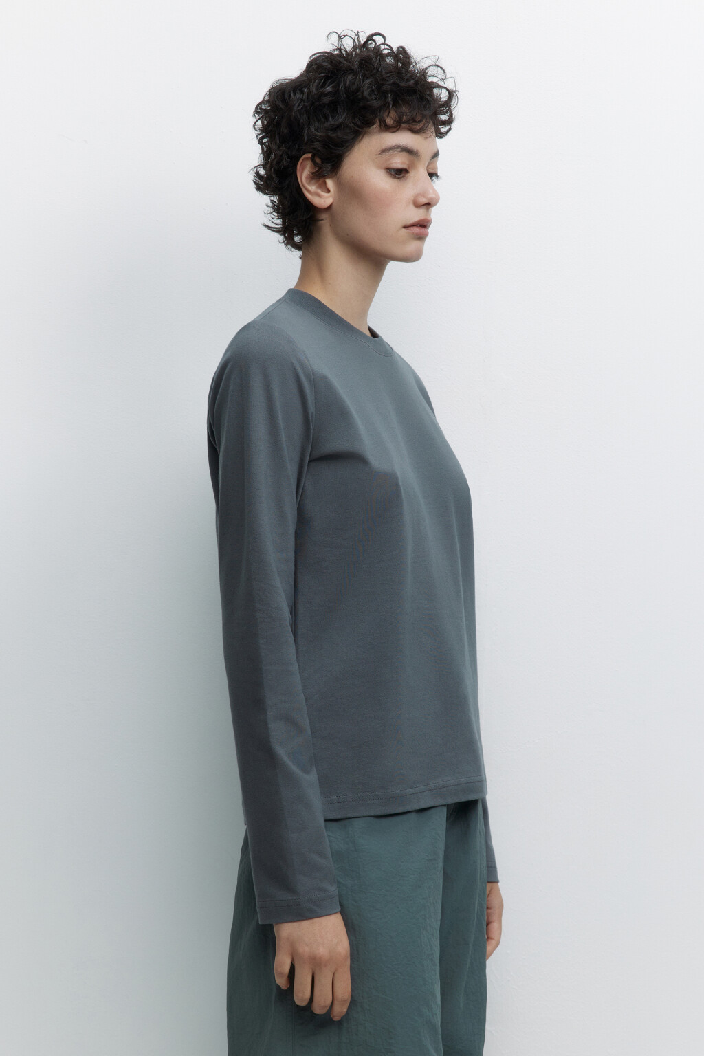 Лонгслив прямой хлопковый в базовых цветах - цвет серый - 2