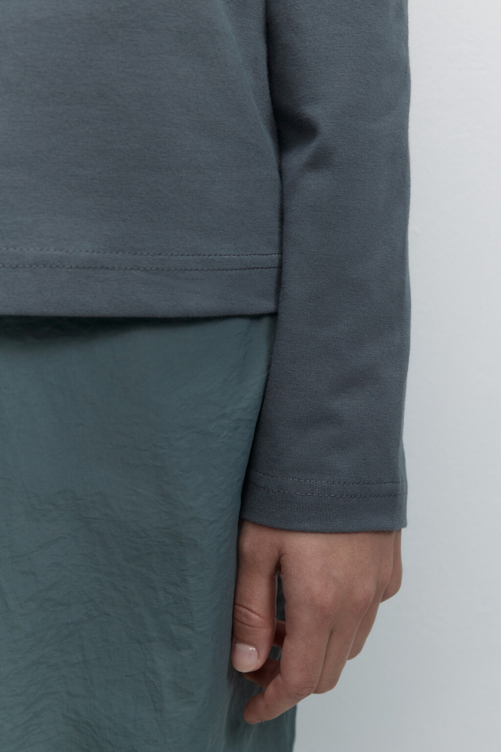 Лонгслив прямой хлопковый в базовых цветах - цвет серый - 6