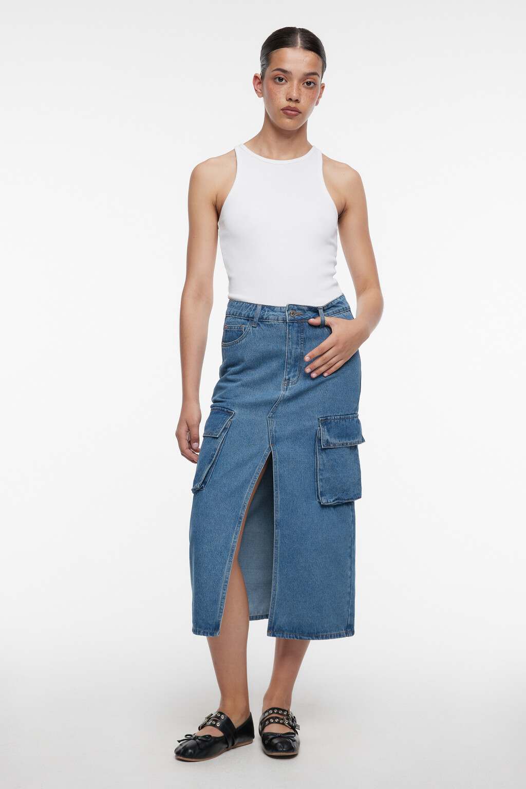 Юбка миди джинсовая прямая с карманами карго - цвет голубой - 1