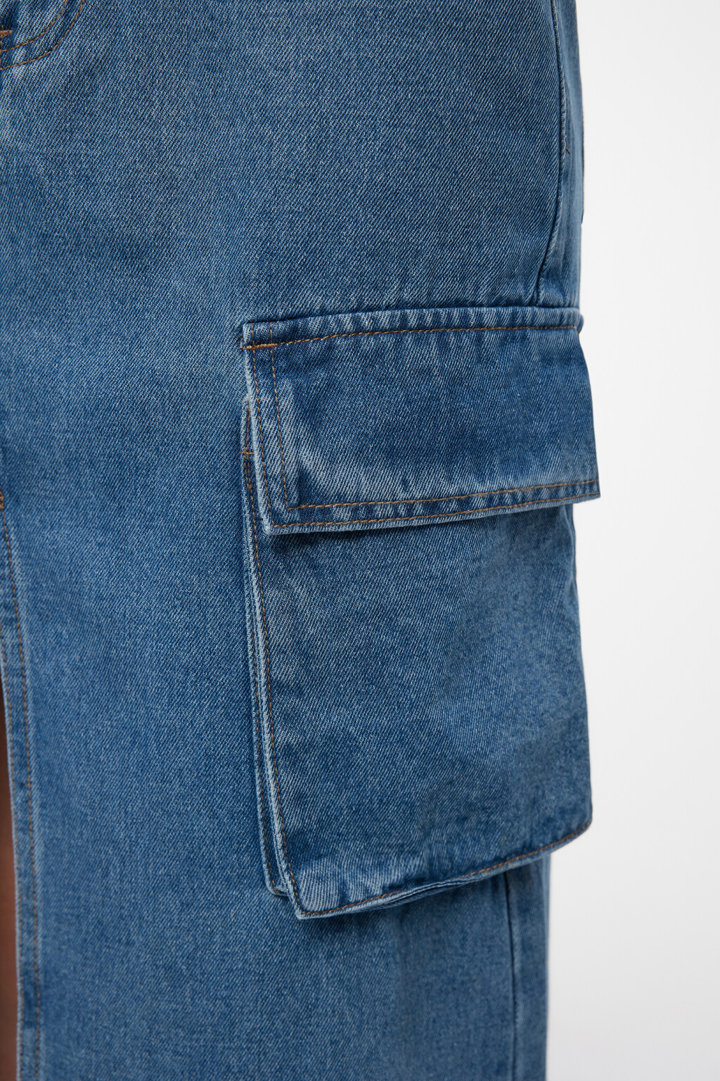 Юбка миди джинсовая прямая с карманами карго - цвет голубой - 6