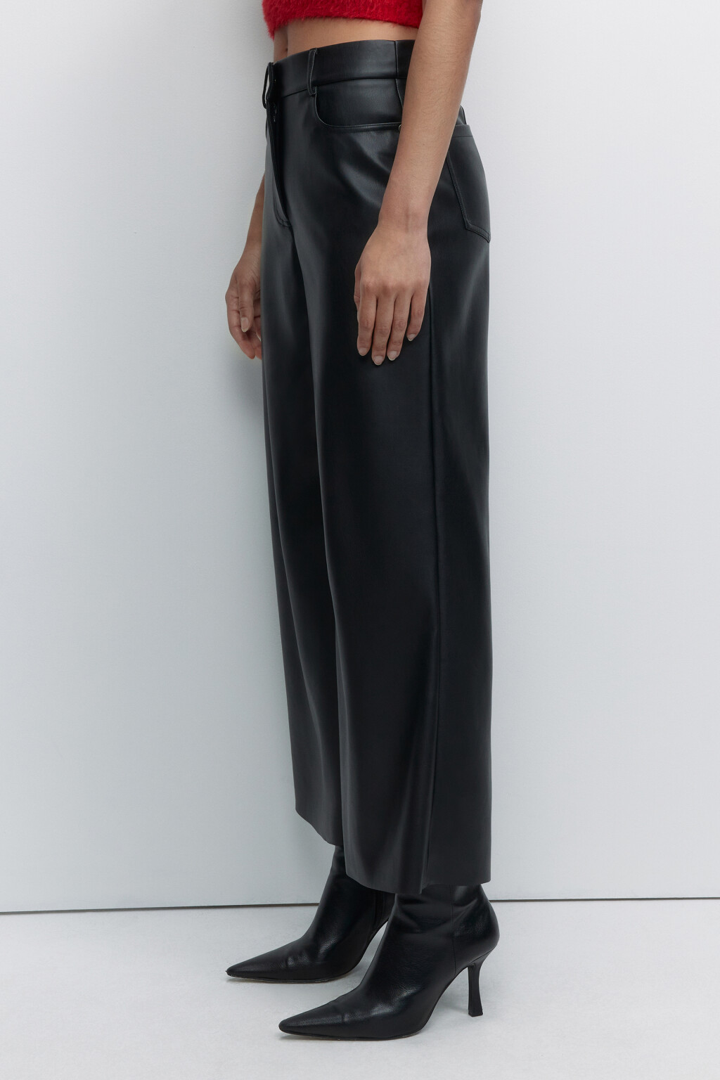 Брюки-кюлоты из искусственной кожи - цвет черный - 2