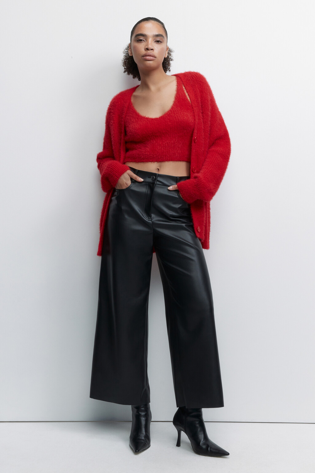 Брюки-кюлоты из искусственной кожи - цвет черный - 4