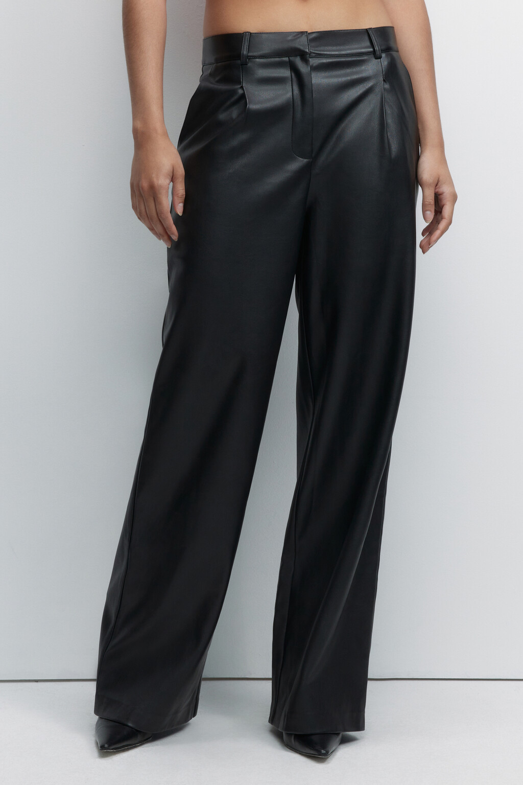 Брюки из искусственной кожи с высокой посадкой - цвет черный - 2