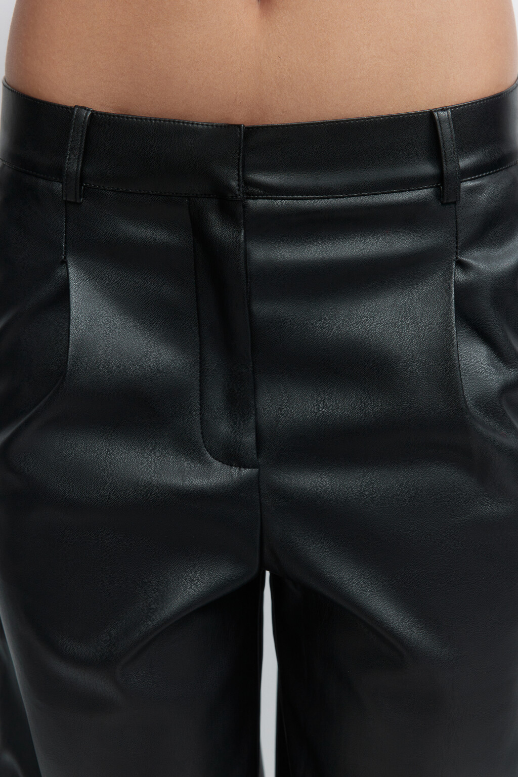 Брюки из искусственной кожи с высокой посадкой - цвет черный - 5
