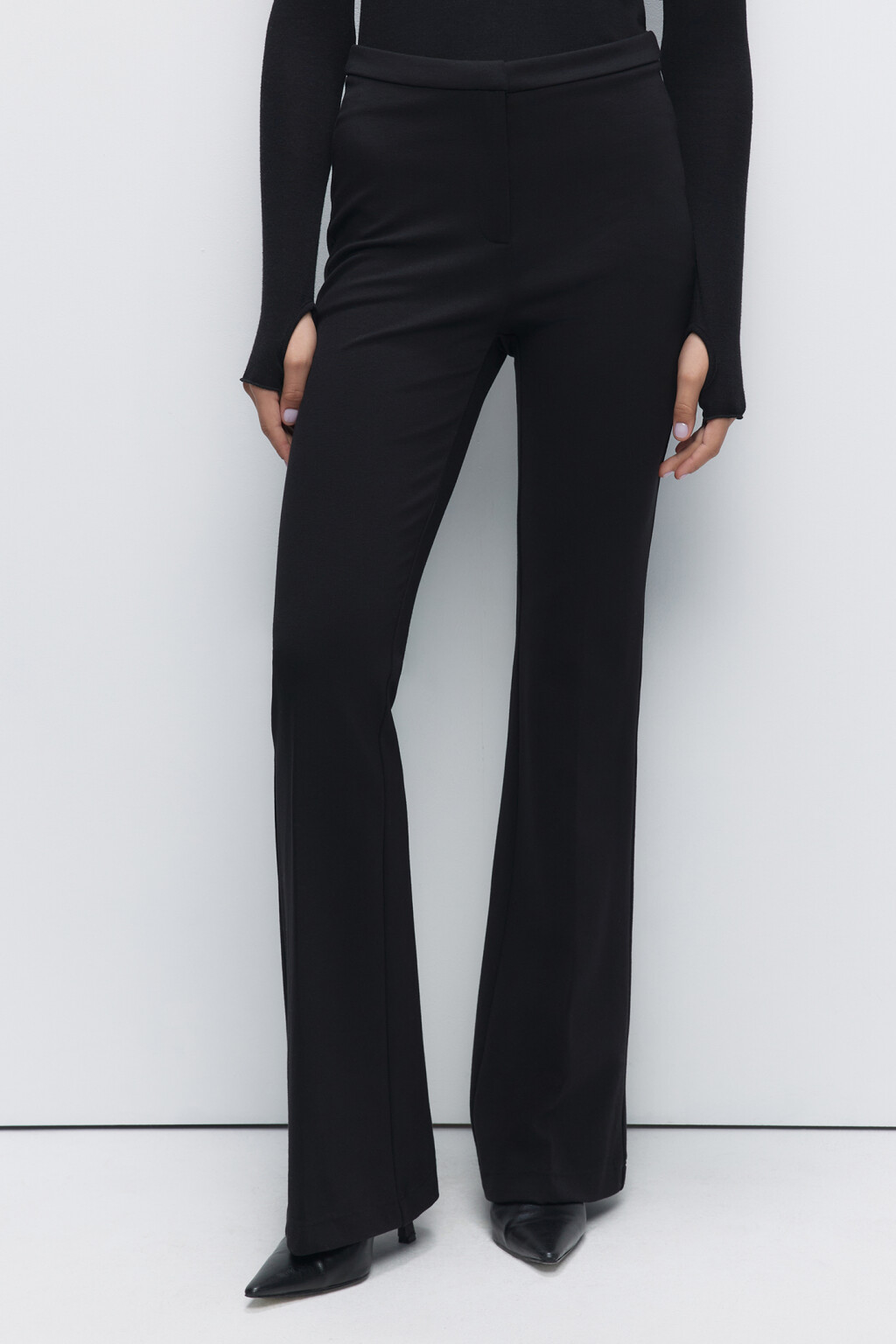 Брюки клеш облегающие костюмные со средней посадкой - цвет черный - 2