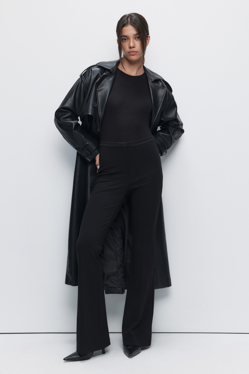 Брюки клеш облегающие костюмные со средней посадкой - цвет черный - 1