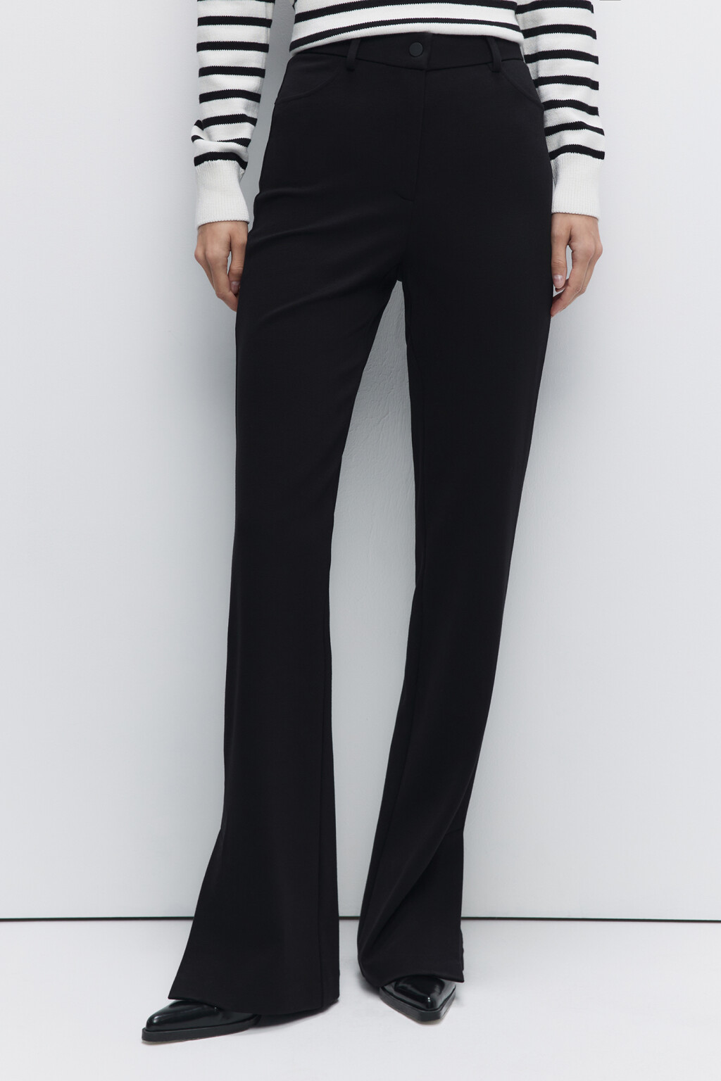 Брюки клеш вискозные с высокой посадкой и разрезами - цвет черный - 2
