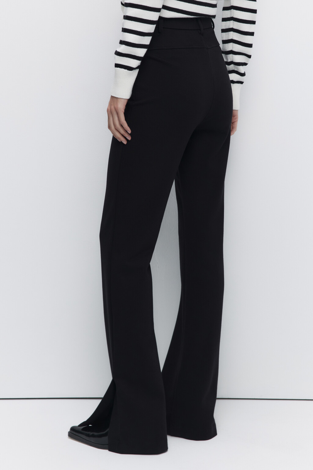 Брюки клеш вискозные с высокой посадкой и разрезами - цвет черный - 4