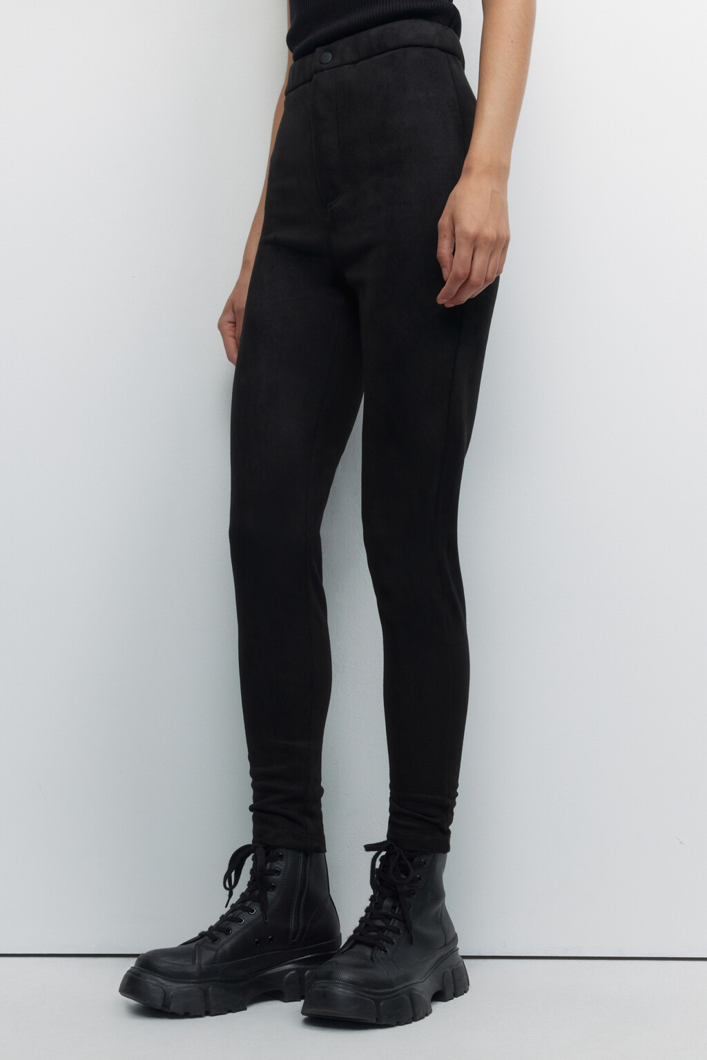 Брюки-леггинсы облегающие из искусственной замши - цвет черный - 2