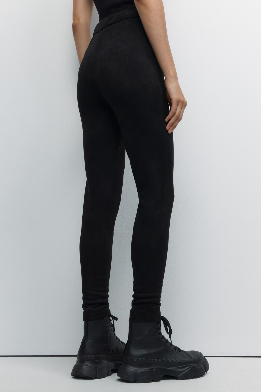 Брюки-леггинсы облегающие из искусственной замши - цвет черный - 3