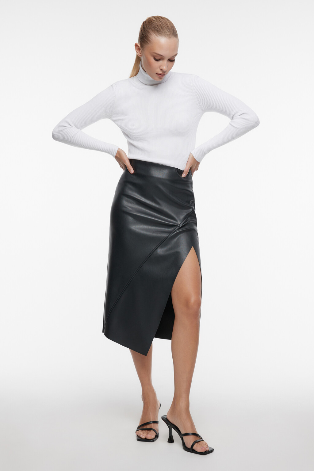 Юбка миди прямая из искусственной кожи с асимметричным вырезом - цвет черный - 4