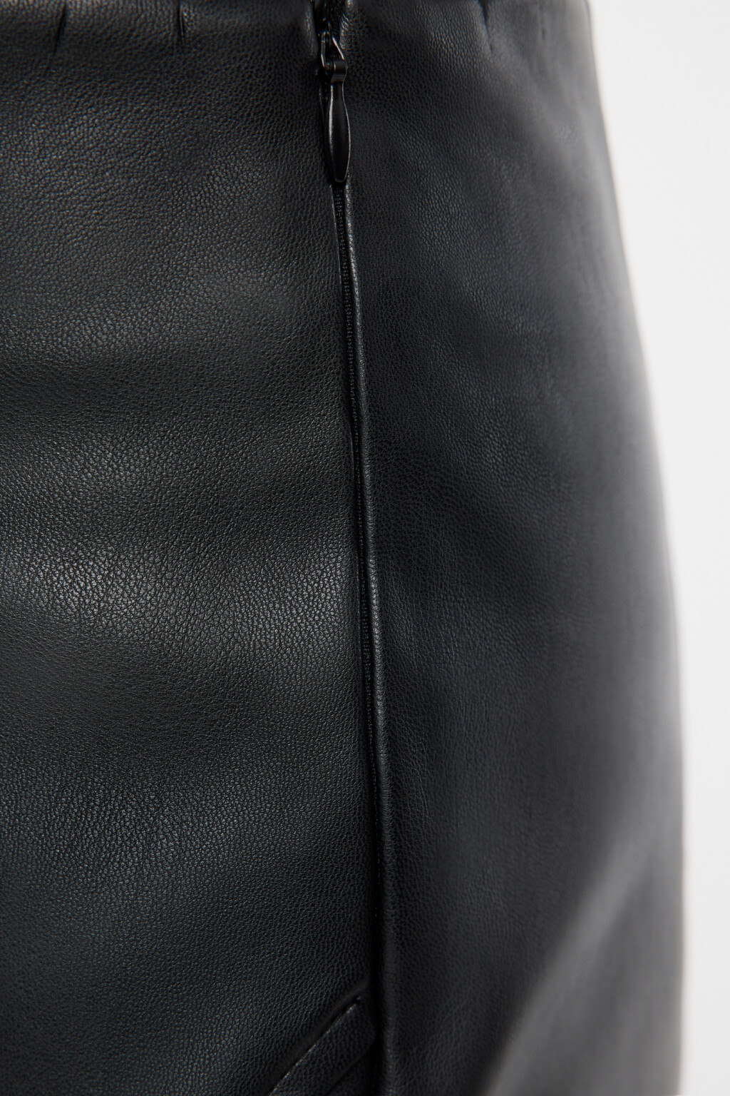 Юбка миди прямая из искусственной кожи с асимметричным вырезом - цвет черный - 5