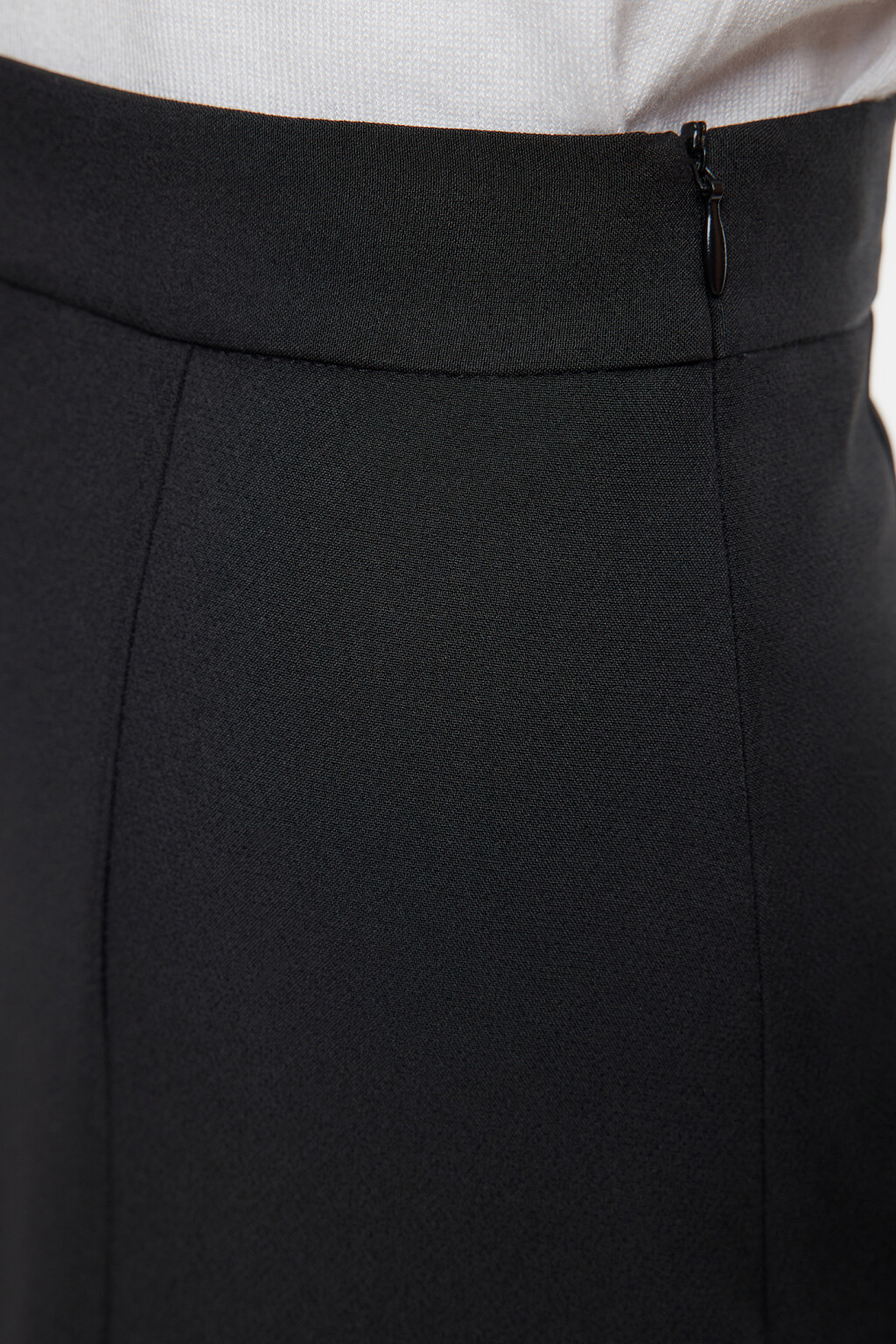 Юбка-карандаш миди костюмная с разрезом на бедре - цвет черный - 5