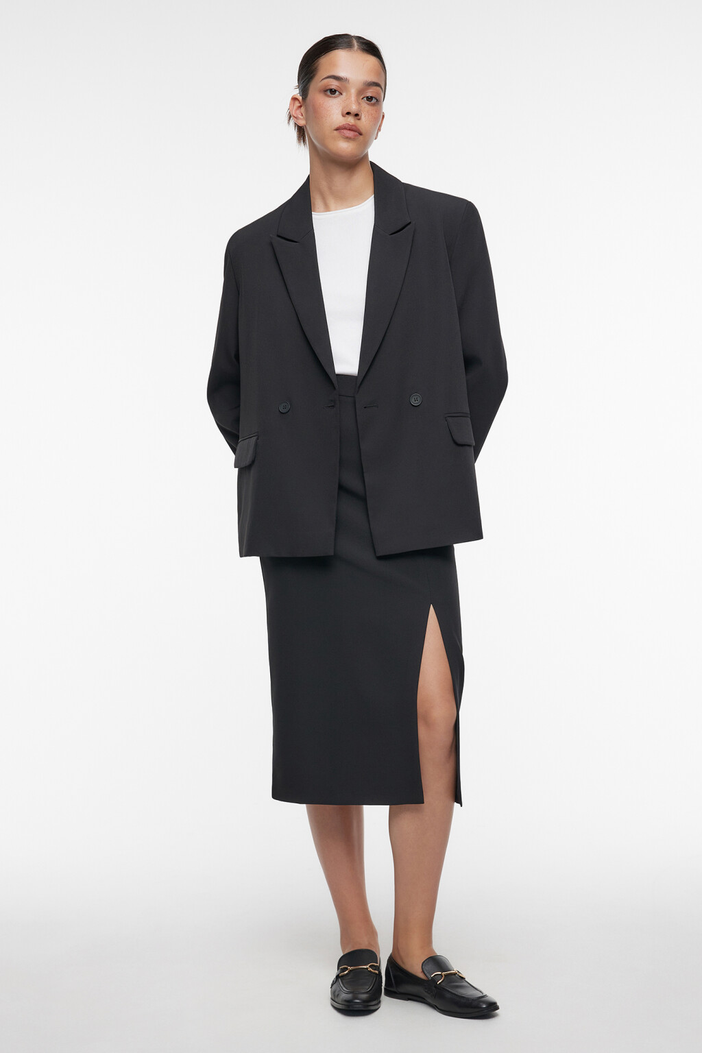 Юбка-карандаш миди костюмная с разрезом на бедре - цвет черный - 7