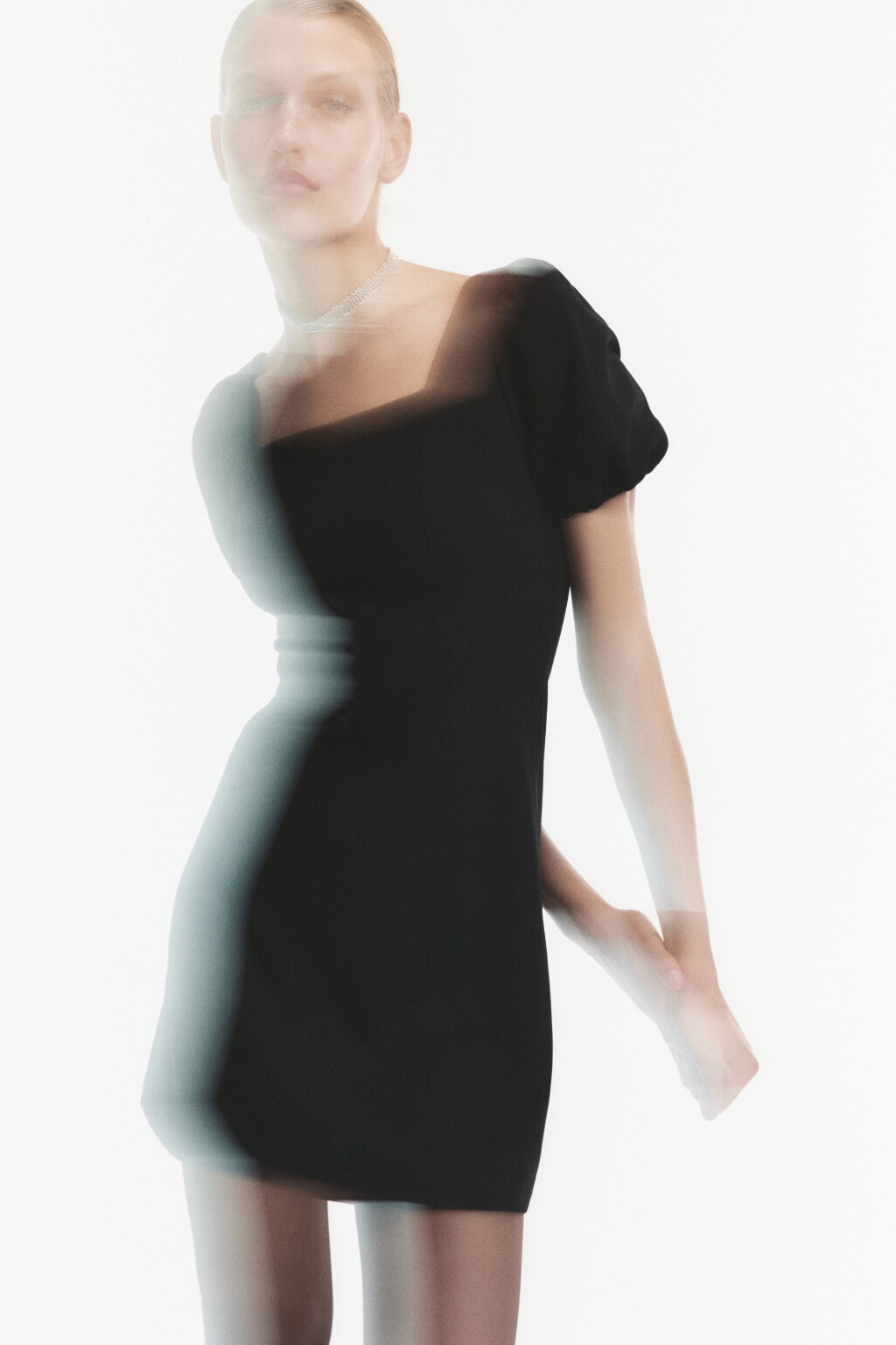 Платье мини креповое с рукавами-фонариками - цвет черный - 2