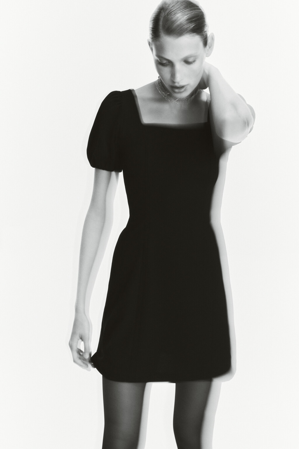 Платье мини креповое с рукавами-фонариками - цвет черный - 1