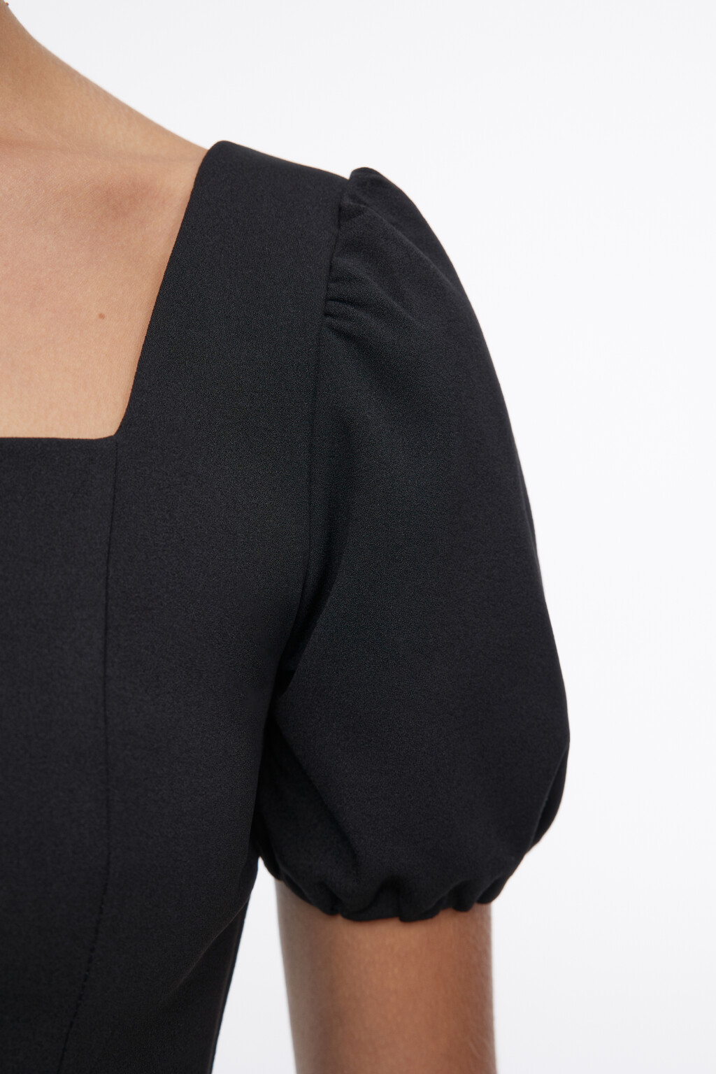 Платье мини креповое с рукавами-фонариками - цвет черный - 8