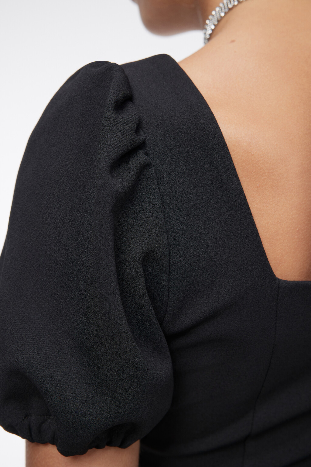 Платье мини креповое с рукавами-фонариками - цвет черный - 9