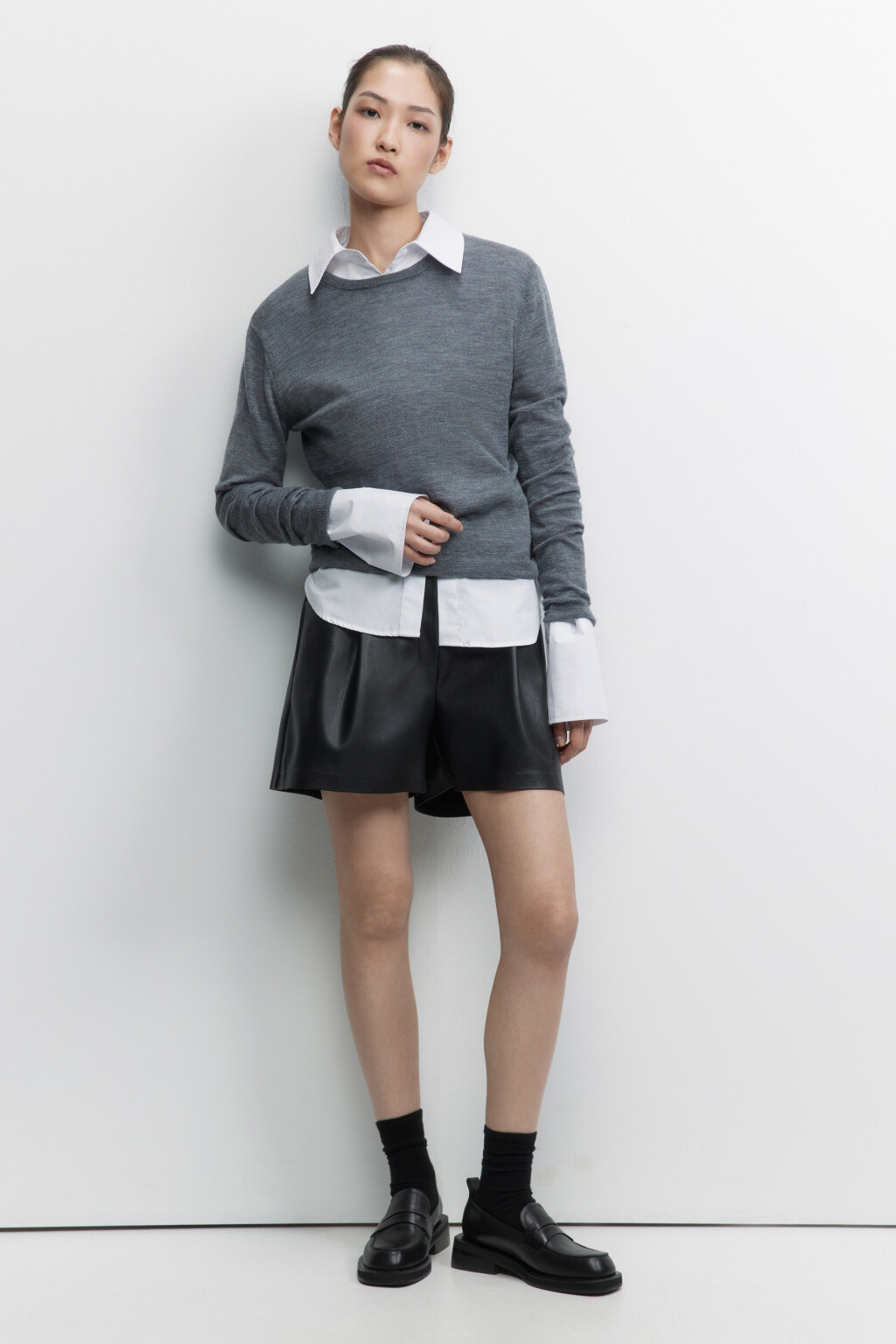 Шорты из искусственной кожи со складками на поясе - цвет черный - 4