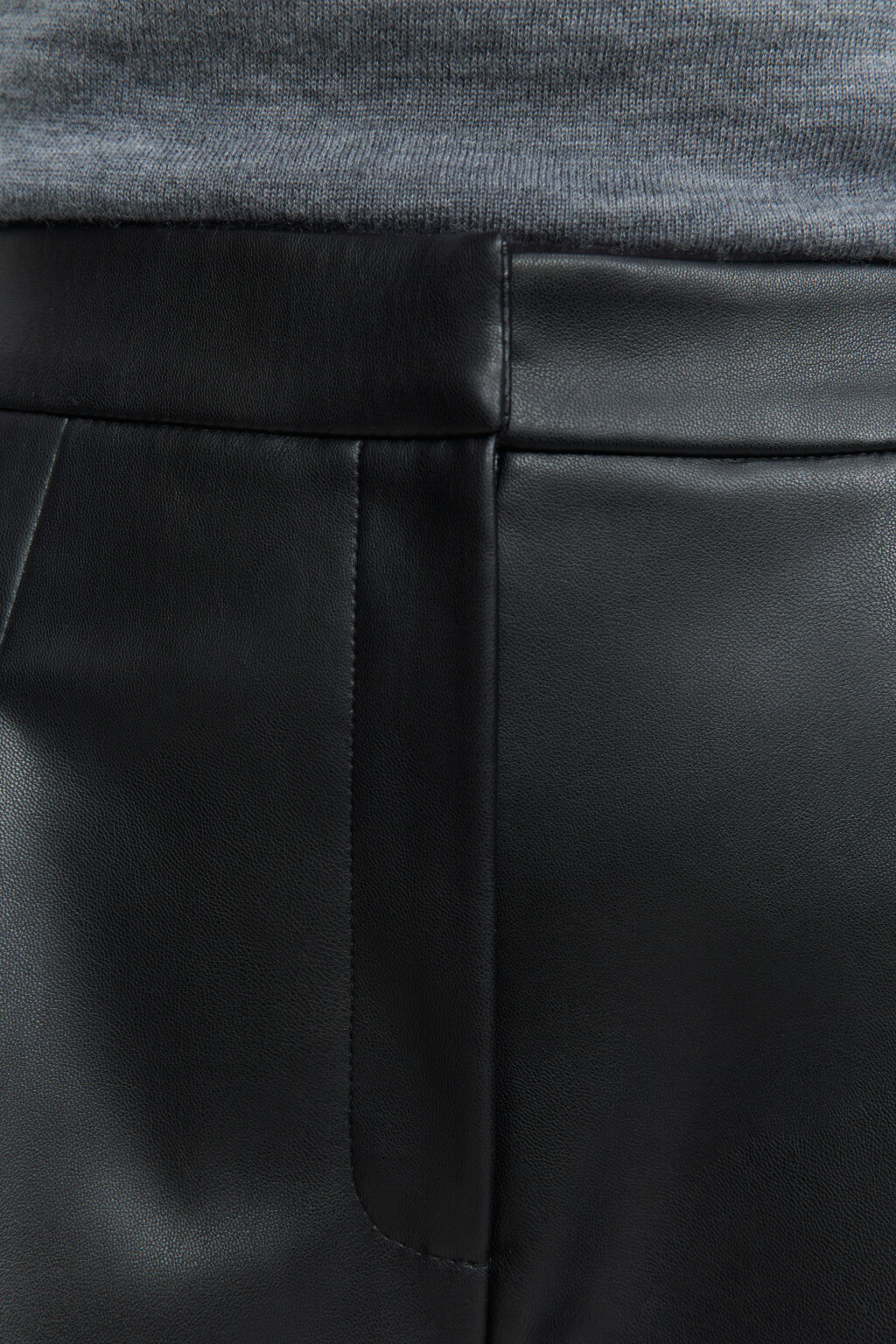 Шорты из искусственной кожи со складками на поясе - цвет черный - 5