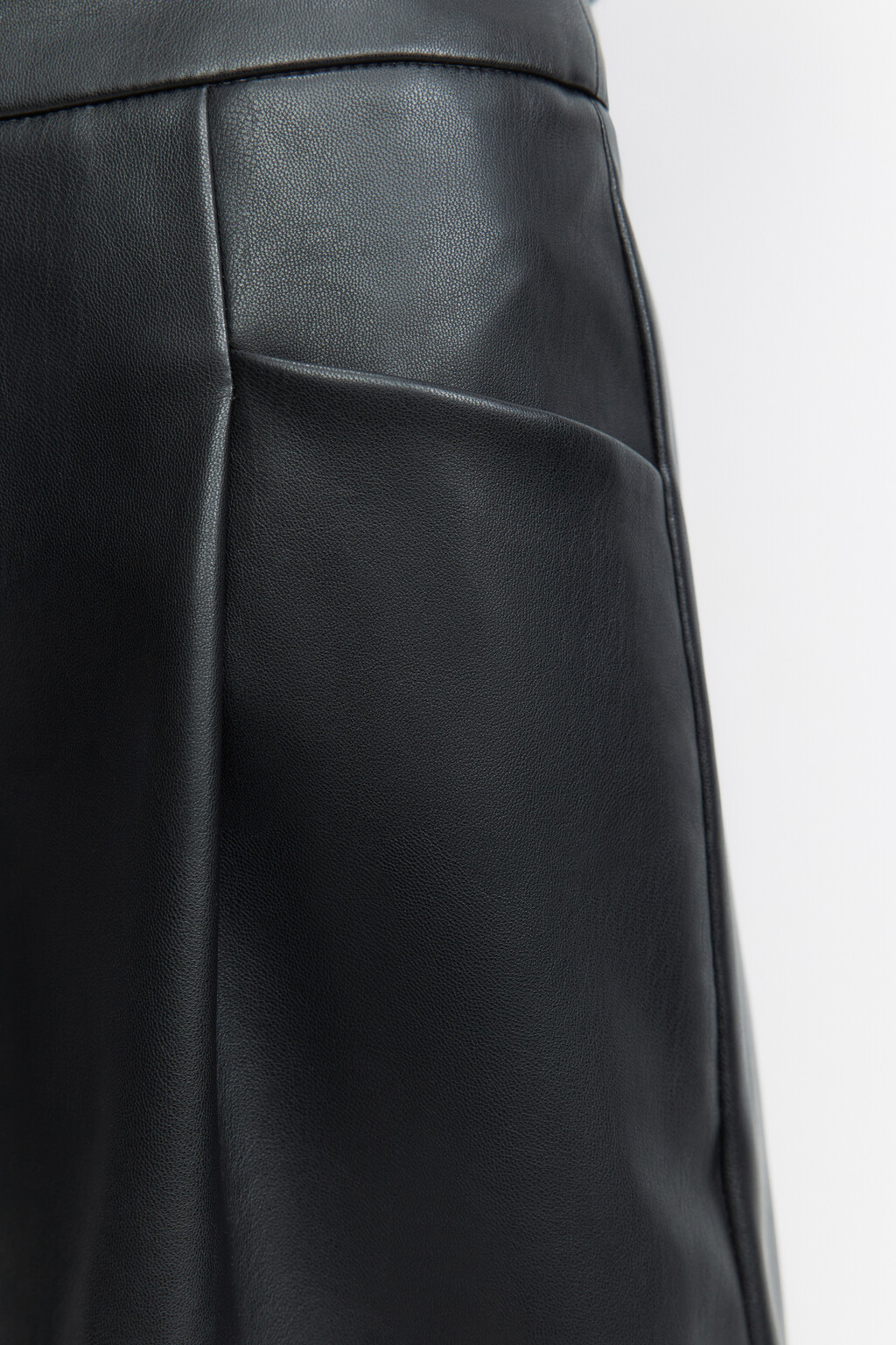 Шорты из искусственной кожи со складками на поясе - цвет черный - 6