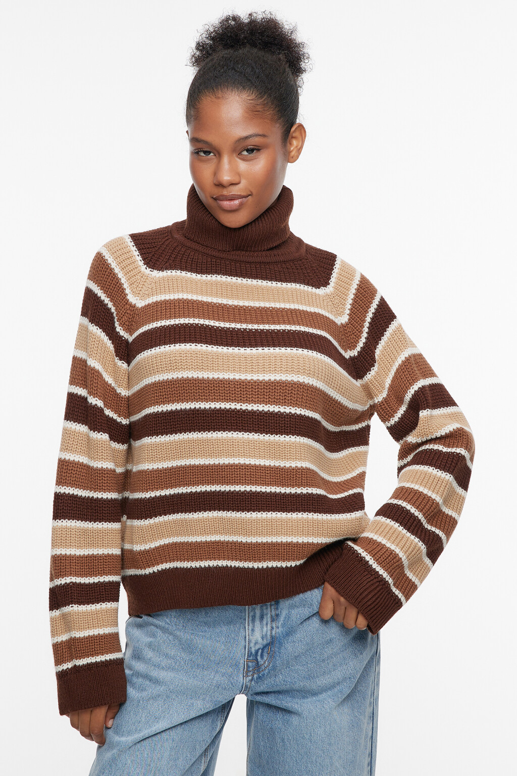 Свитер вязаный в полоску с принтом-вышивкой - цвет бежевый - 1