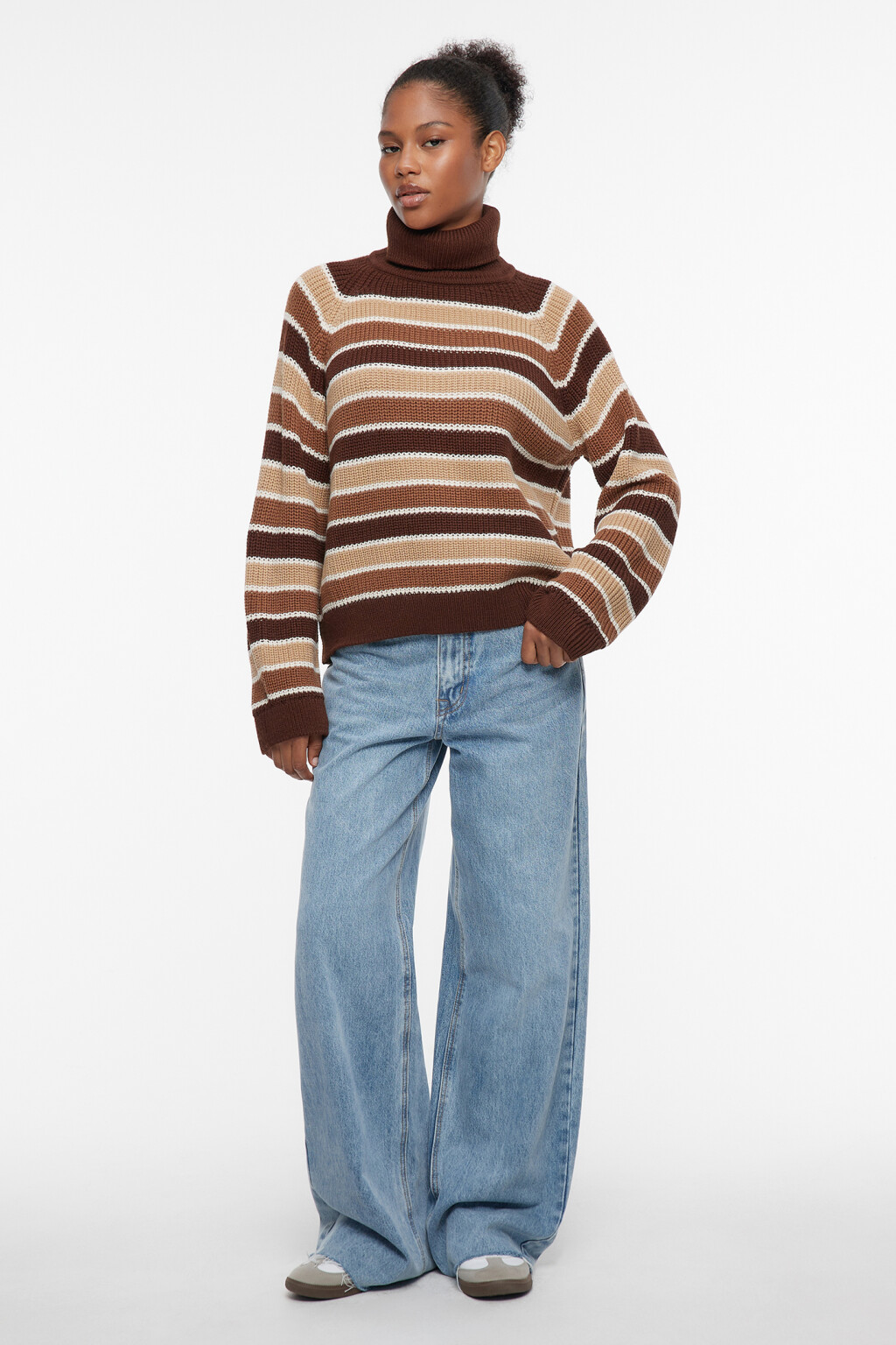 Свитер вязаный в полоску с принтом-вышивкой - цвет бежевый - 4