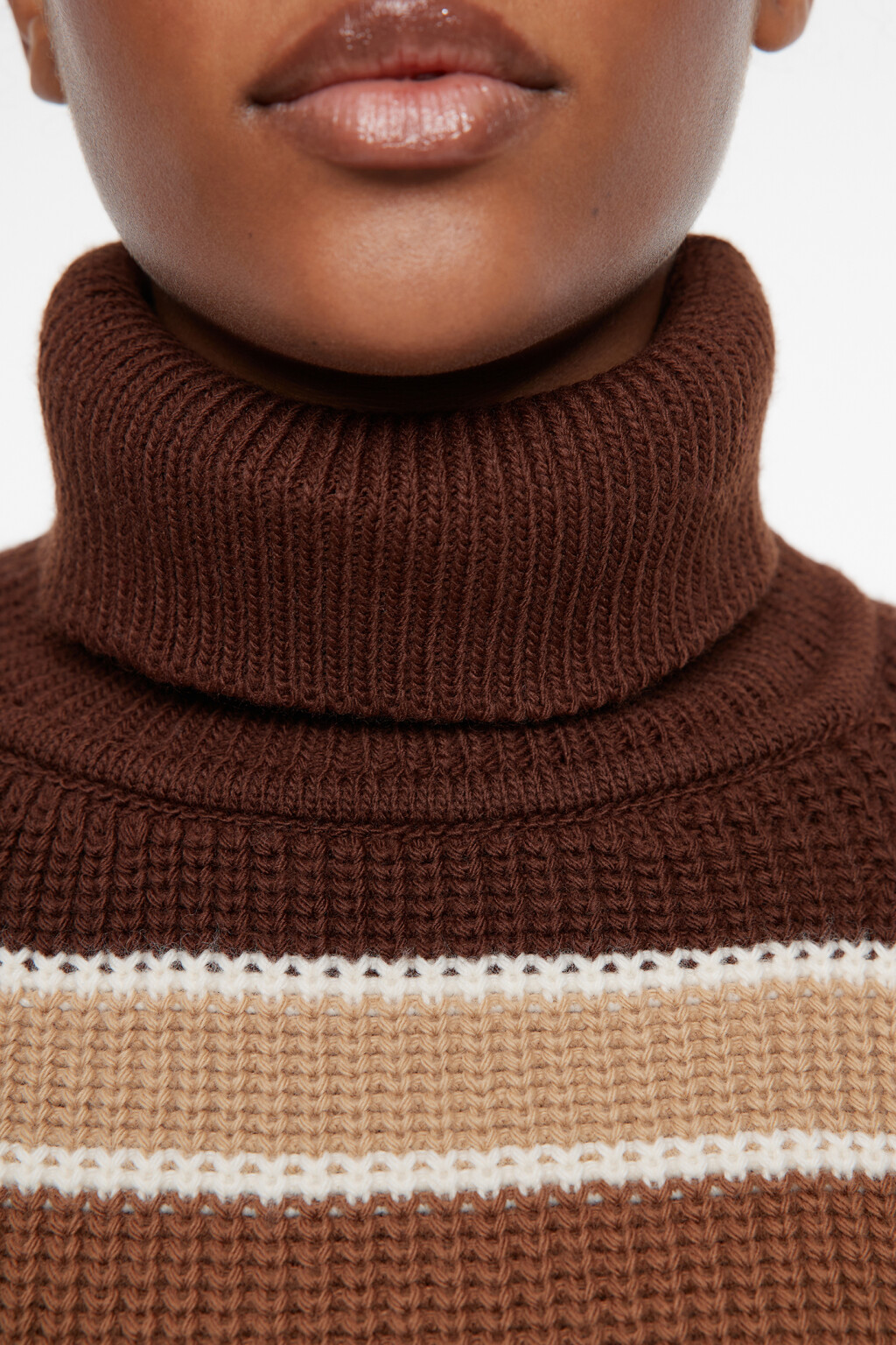 Свитер вязаный в полоску с принтом-вышивкой - цвет бежевый - 5