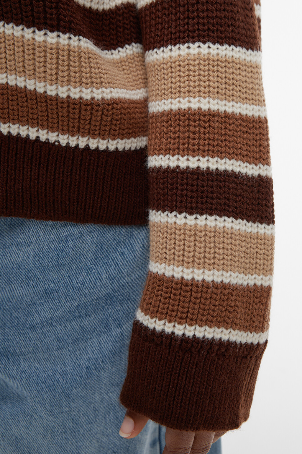 Свитер вязаный в полоску с принтом-вышивкой - цвет бежевый - 6