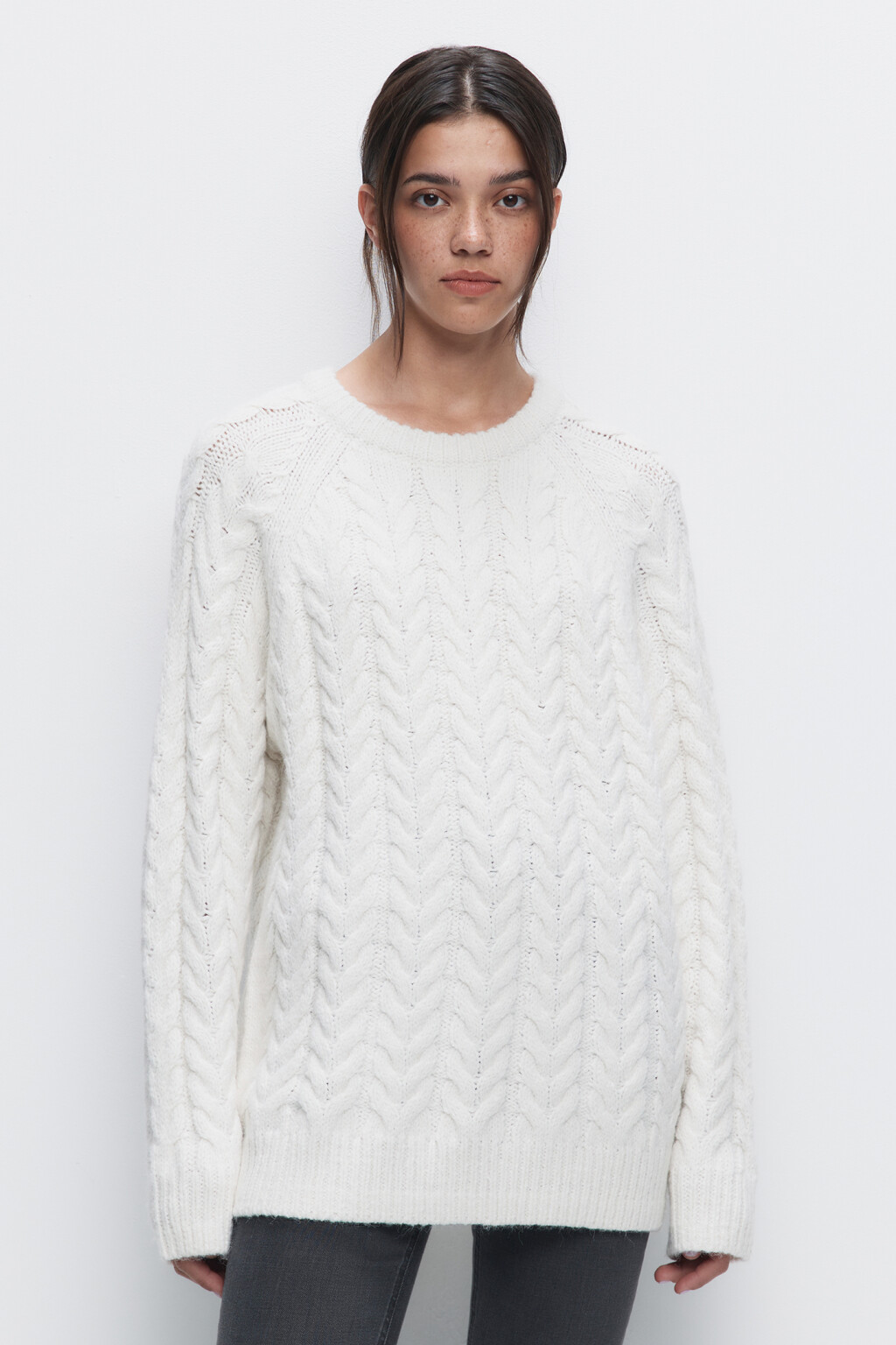 Свитер oversize вязаный с объемным узором-косичкой - цвет бежевый - 2