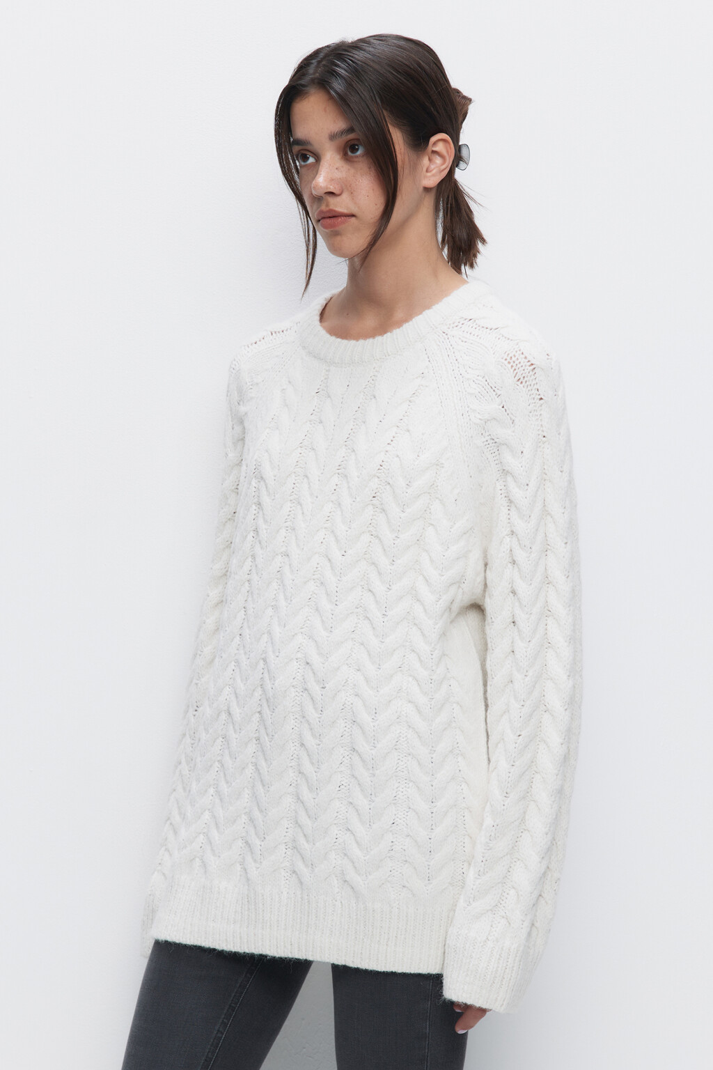 Свитер oversize вязаный с объемным узором-косичкой - цвет бежевый - 3