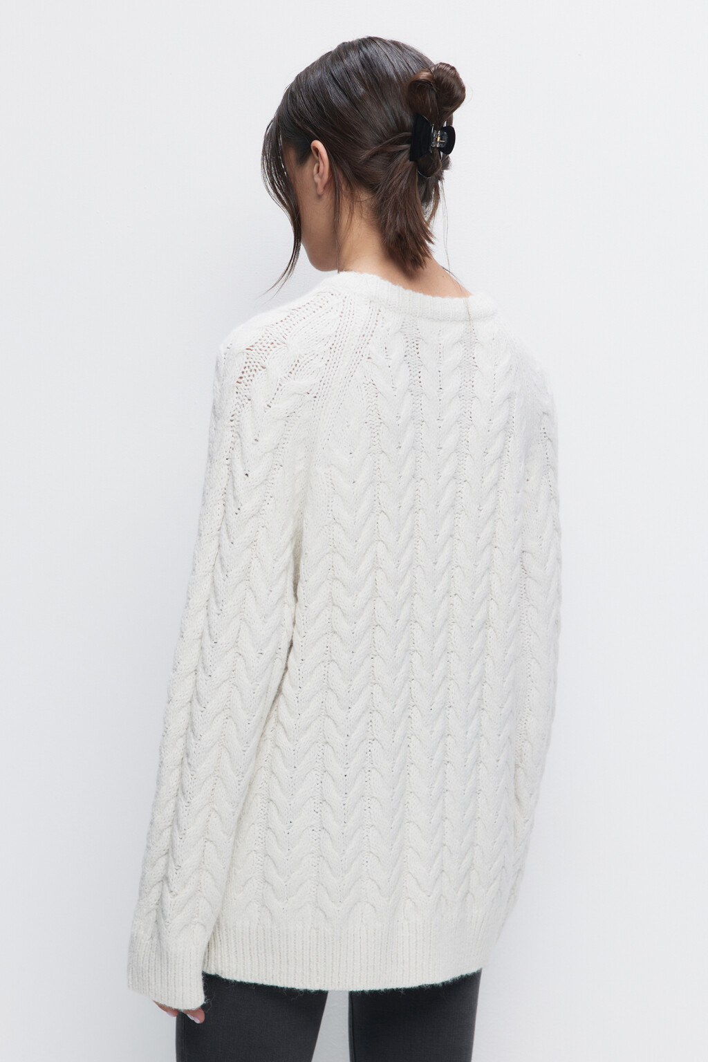 Свитер oversize вязаный с объемным узором-косичкой - цвет бежевый - 4