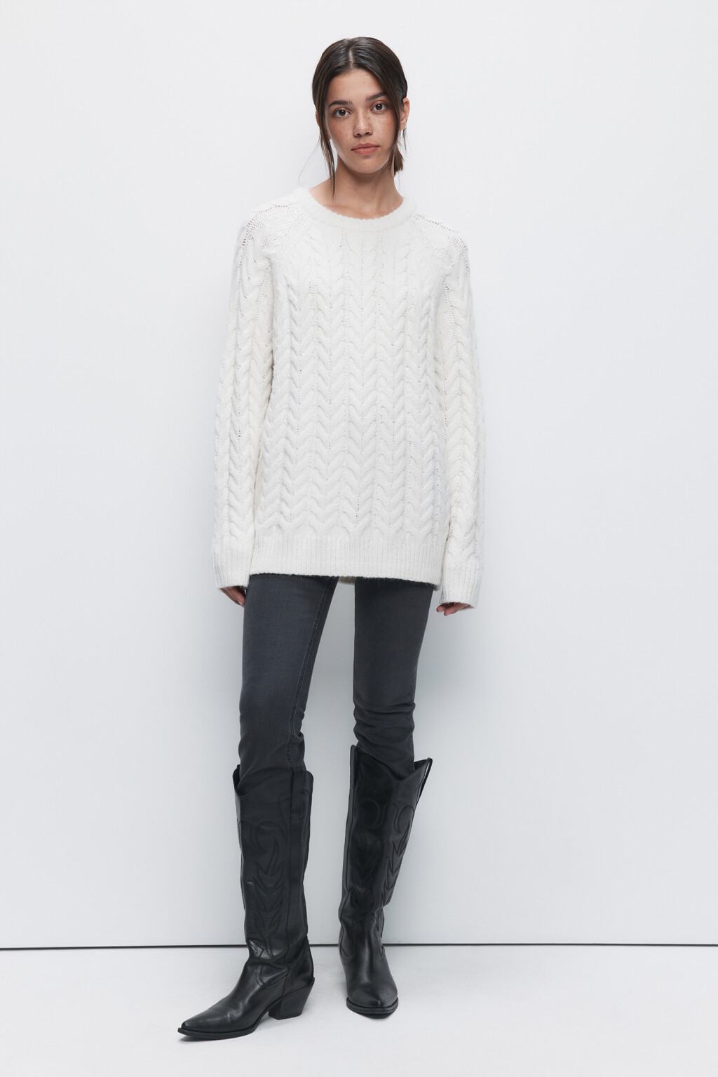 Свитер oversize вязаный с объемным узором-косичкой - цвет бежевый - 1