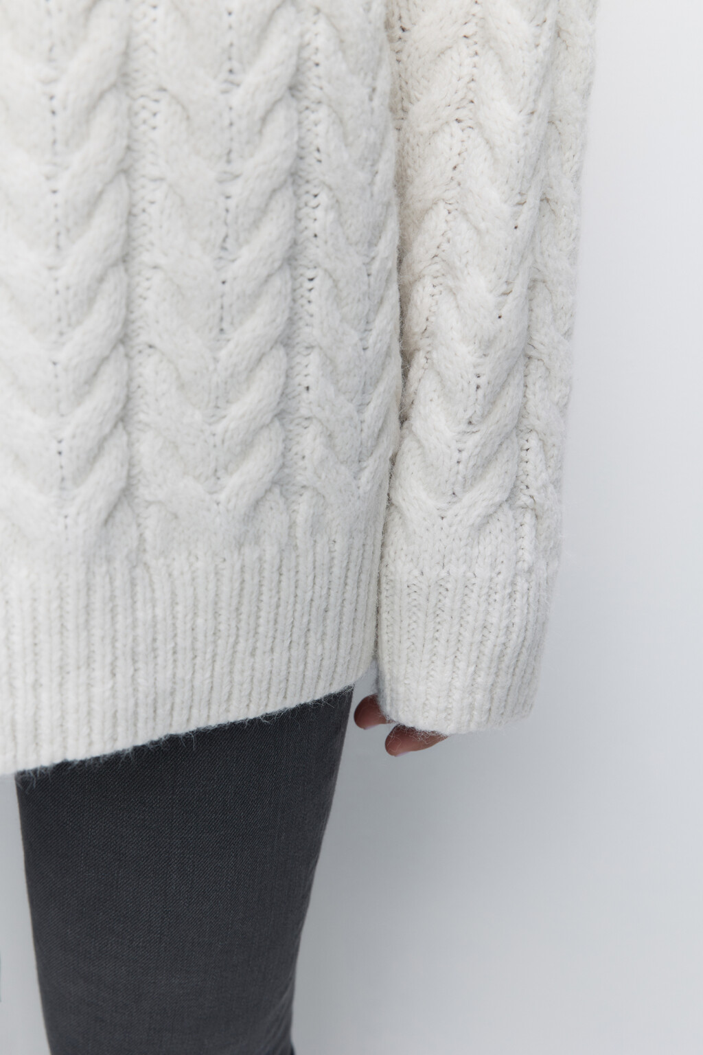 Свитер oversize вязаный с объемным узором-косичкой - цвет бежевый - 6