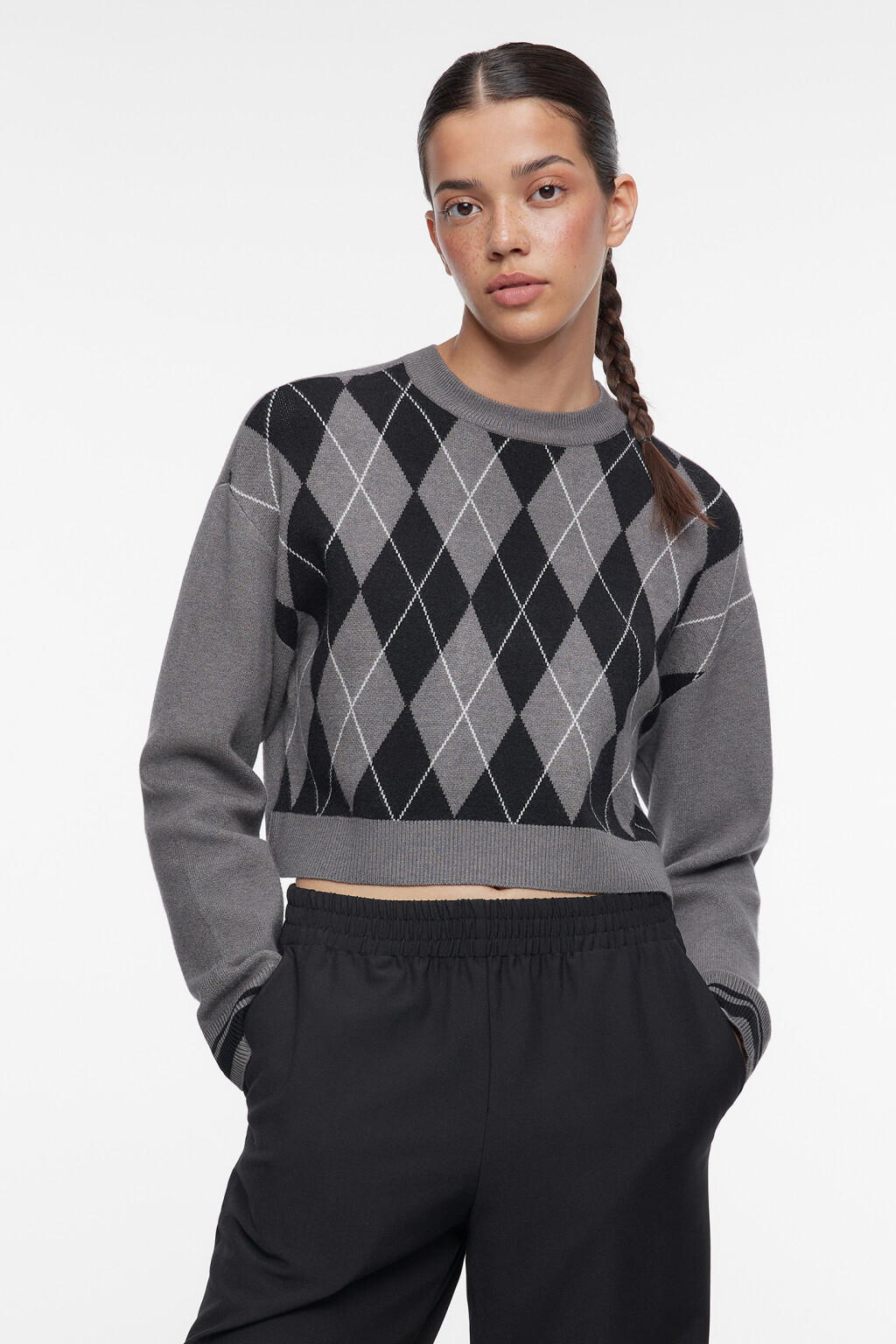 Джемпер вязаный укороченный с принтом с ромбами - цвет серый - 2