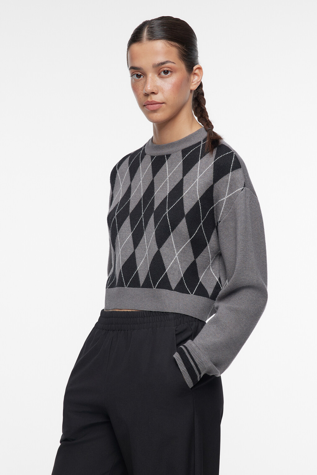 Джемпер вязаный укороченный с принтом с ромбами - цвет серый - 3