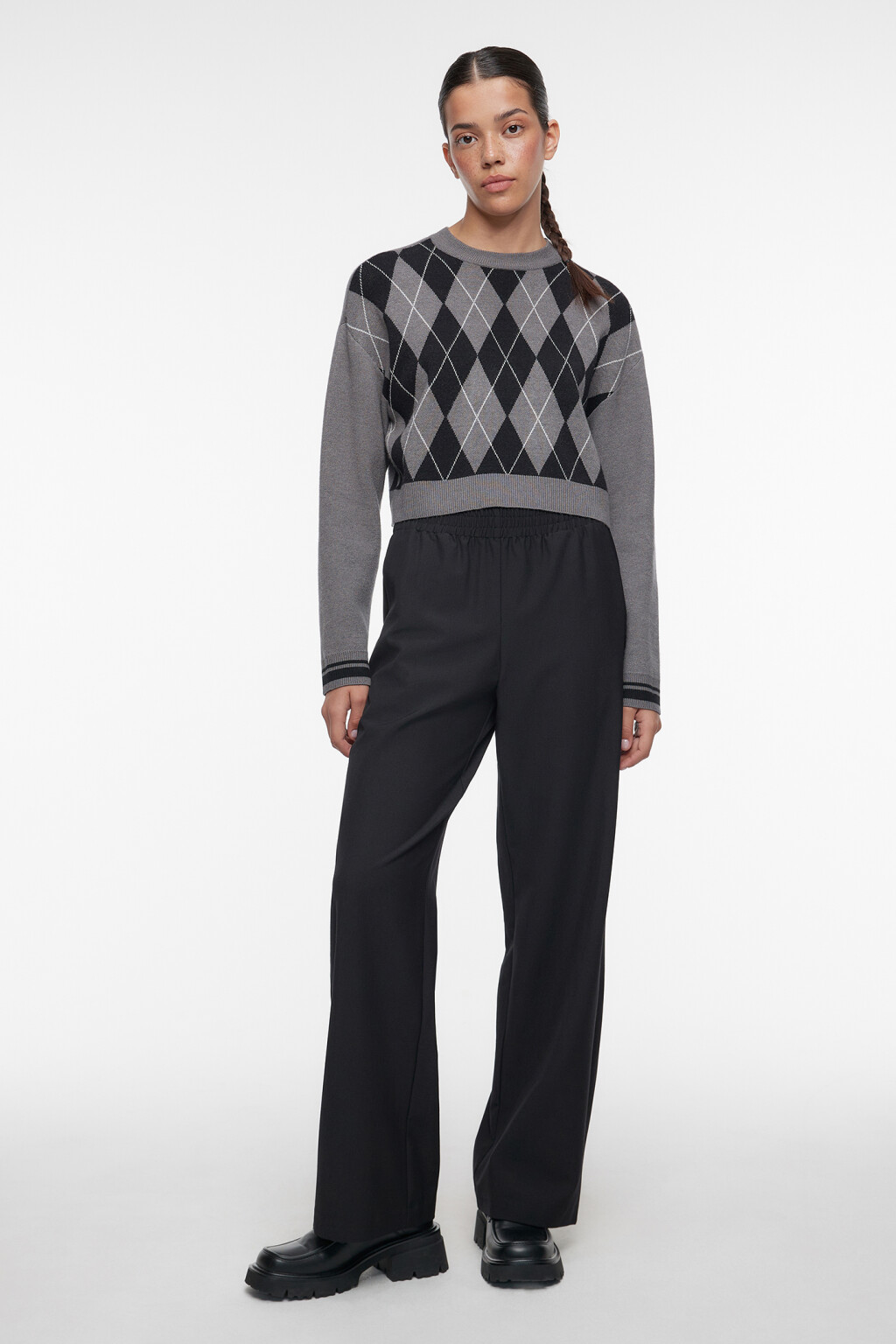 Джемпер вязаный укороченный с принтом с ромбами - цвет серый - 1