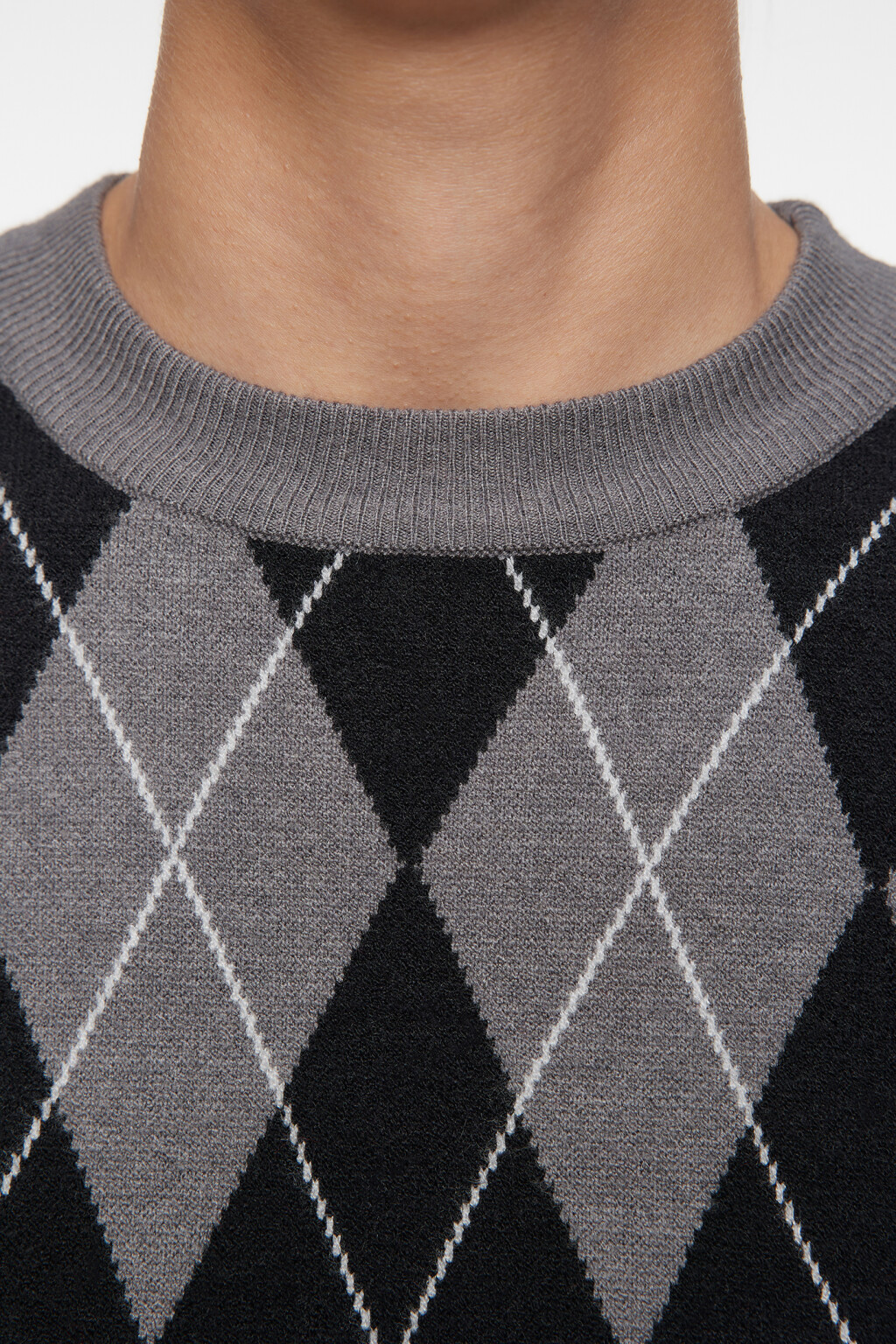 Джемпер вязаный укороченный с принтом с ромбами - цвет серый - 5