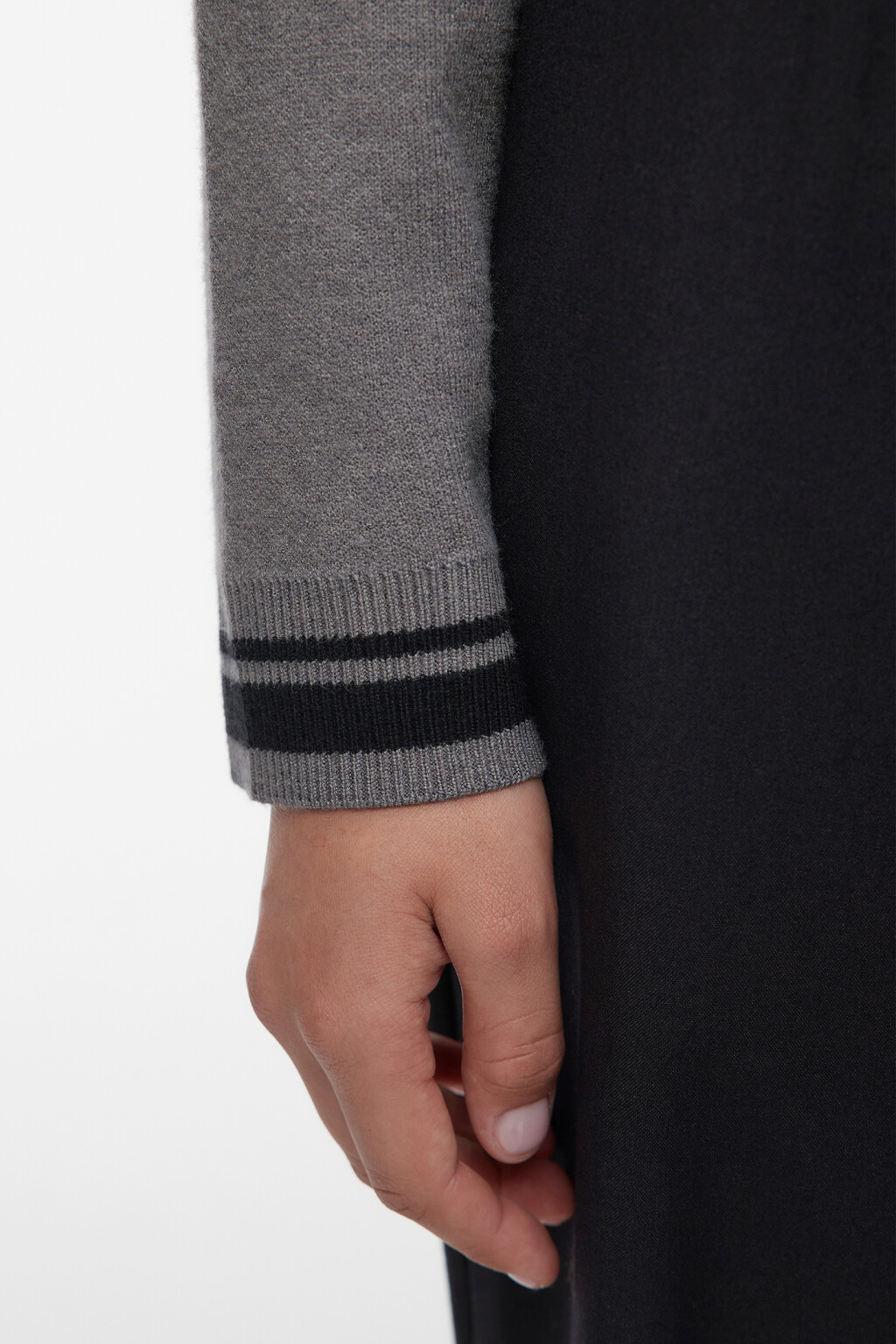 Джемпер вязаный укороченный с принтом с ромбами - цвет серый - 6