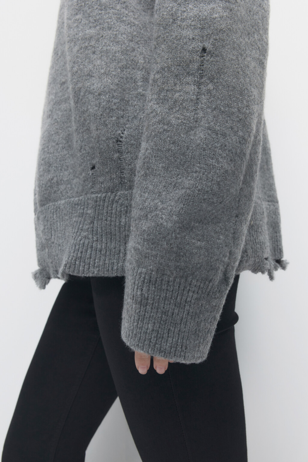 Свитер oversize рваный с высоким воротником - цвет серый - 7